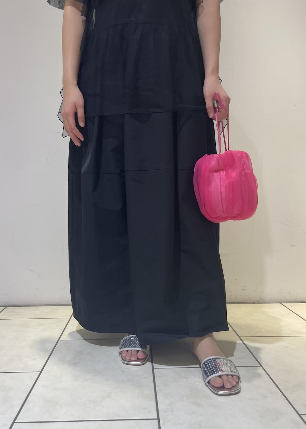 「ピンク、ブラック、チュール、サンダル、ADAM ET ROPÉ、FEMME、きれいめ、フェミニン、オケージョン、パーティー、結婚式、二次会、23SS夏の新作、体型カバー、スタイルアップ」｜「ADAM ET ROPE'のウエストシェイプギャザースカート（スカート、ブラック系）」を使った、MIYAさん（レディース・165cm）の夏コーディネートの5枚目の写真
