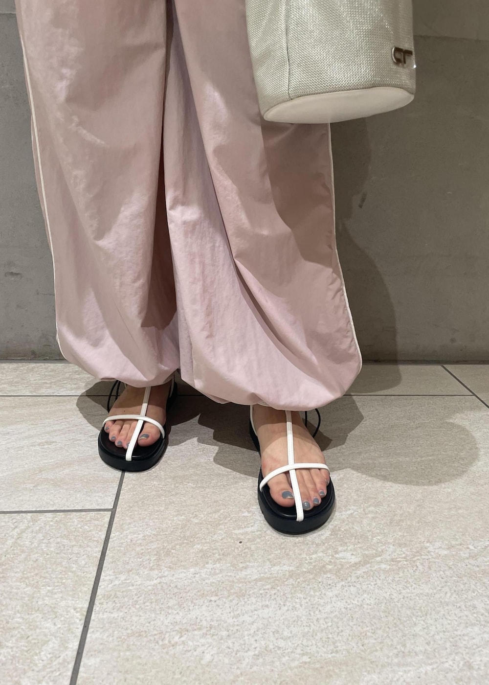 「2way、シャツ、ショルダーバッグ、シルバー、ホワイト、ノースリーブ、フリル、パンツ、ピンク、ウエストゴム、サンダル、ストラップサンダル、ADAM ET ROPÉ、FEMME、低身長」｜「ADAM ET ROPE'のナロークロスストラップスポサン（サンダル、ホワイト系）」を使った、MIYAさん（レディース・165cm）の夏コーディネートの4枚目の写真