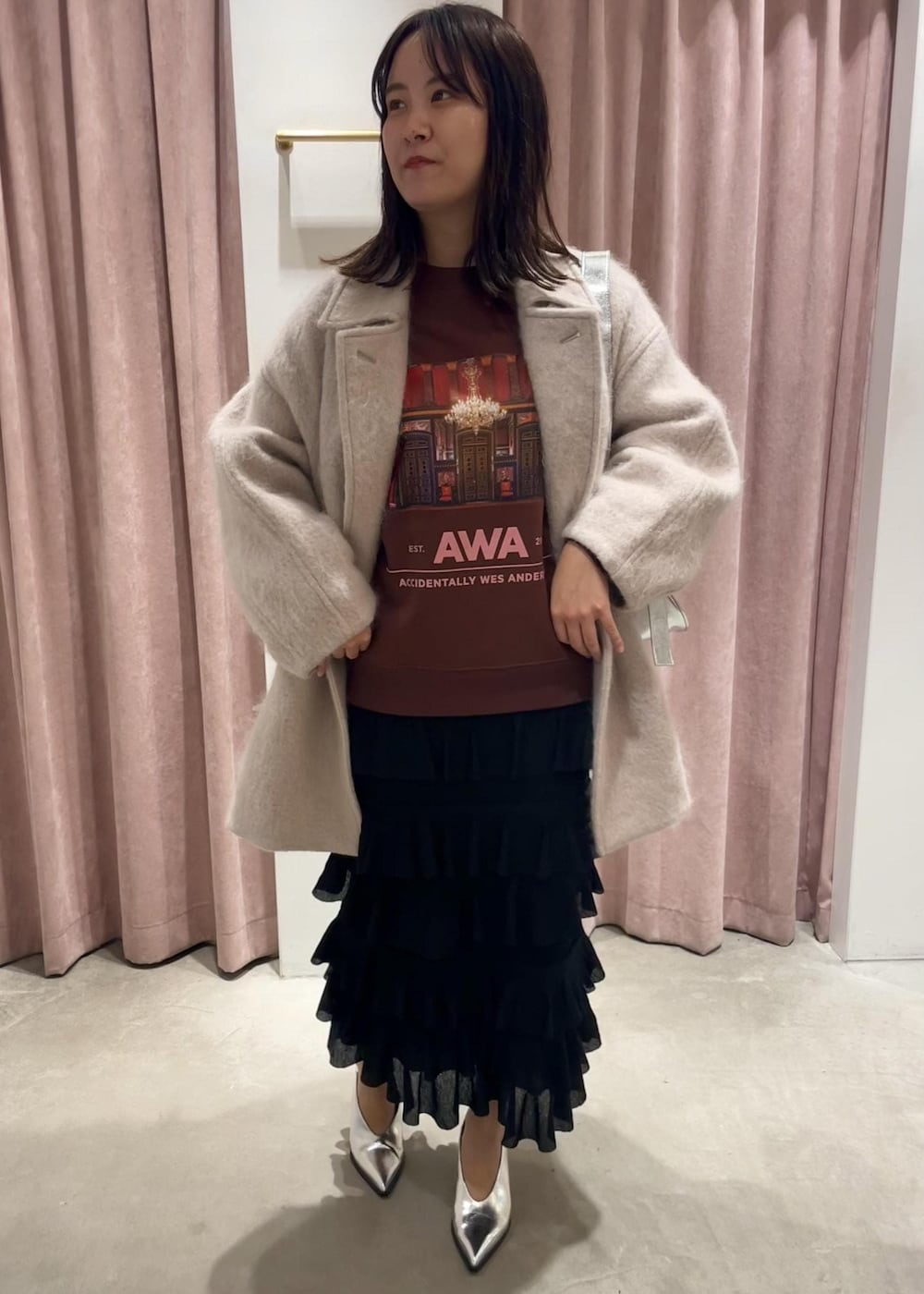 「ADAM ET ROPÉ、FEMME、サステナブル、低身長、高身長、骨格ストレート、ブルべ、きれいめ、きれいめカジュアル、フェミニン、冬、冬ファッション、23AW冬の新作、オーバーサイズ、ビッグシルエット」｜「ADAM ET ROPE'のモヘヤシャギーミドルコート（その他アウター、ベージュ系）」を使った、MIYAさん（レディース・165cm）の秋コーディネートの2枚目の写真