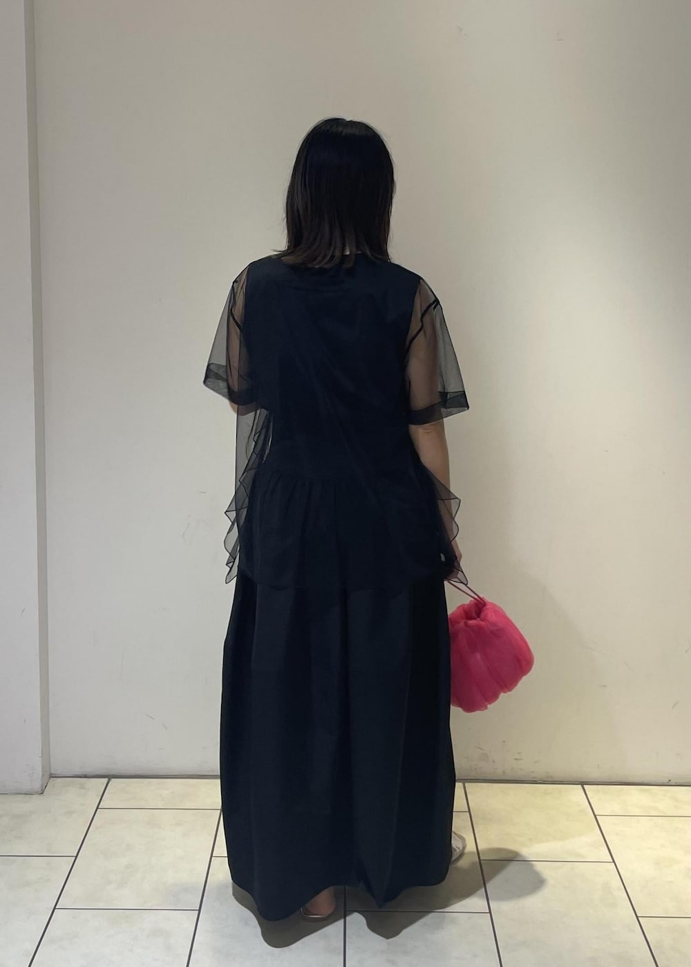 「ピンク、ブラック、チュール、サンダル、ADAM ET ROPÉ、FEMME、きれいめ、フェミニン、オケージョン、パーティー、結婚式、二次会、23SS夏の新作、体型カバー、スタイルアップ」｜「ADAM ET ROPE'のウエストシェイプギャザースカート（スカート、ブラック系）」を使った、MIYAさん（レディース・165cm）の夏コーディネートの3枚目の写真