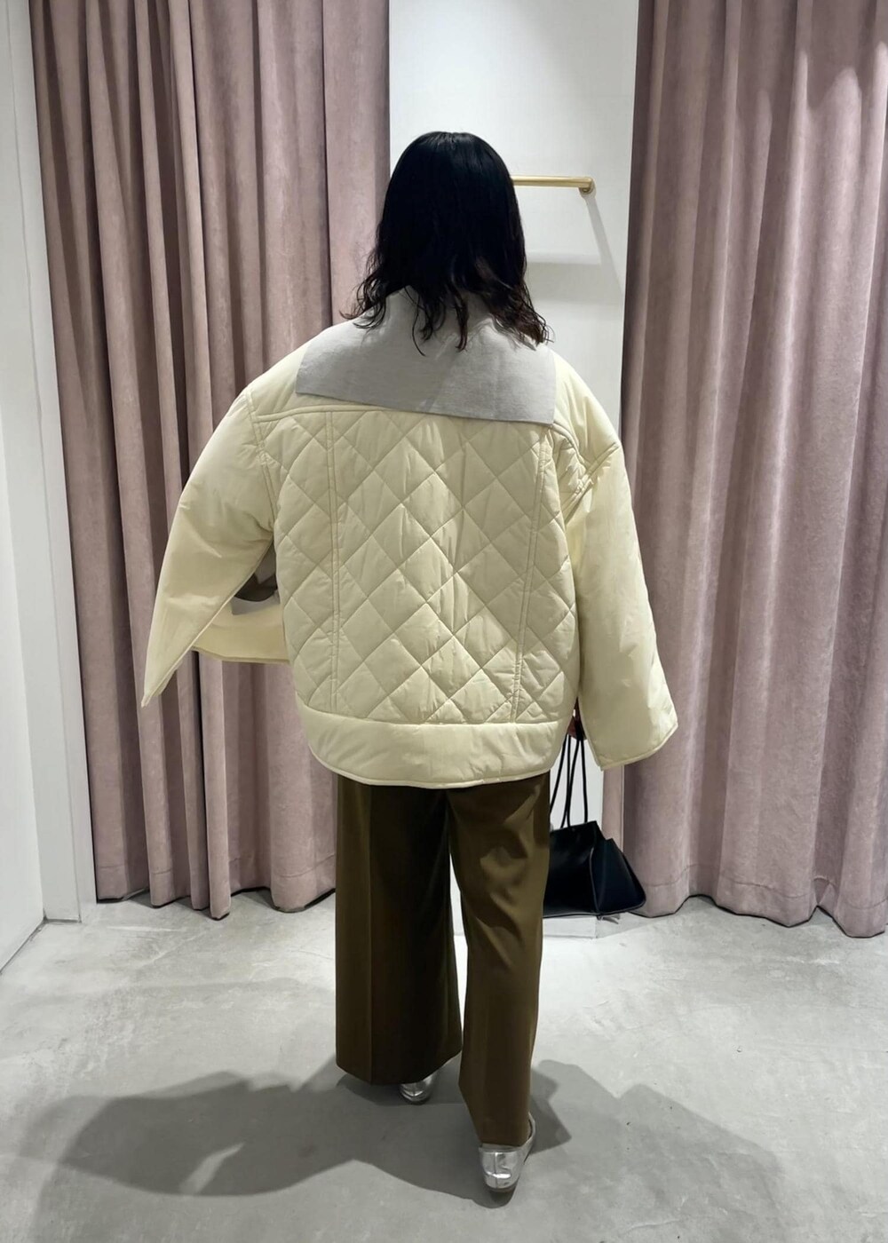 「LUMINE10%、LUMINE10%OFF、ルミネ10%、ルミネ10%OFF、バッグ、ブルゾン、ADAM ET ROPÉ、FEMME、サステナブル、低身長、高身長、イエベ、きれいめカジュアル、カジュアル、大人カジュアル」|「ADAM ET ROPE'のメタリックバレエ(バレエシューズ、シルバー系)」を使った、MIYAさん(レディース・165cm)の秋コーディネートの3枚目の写真