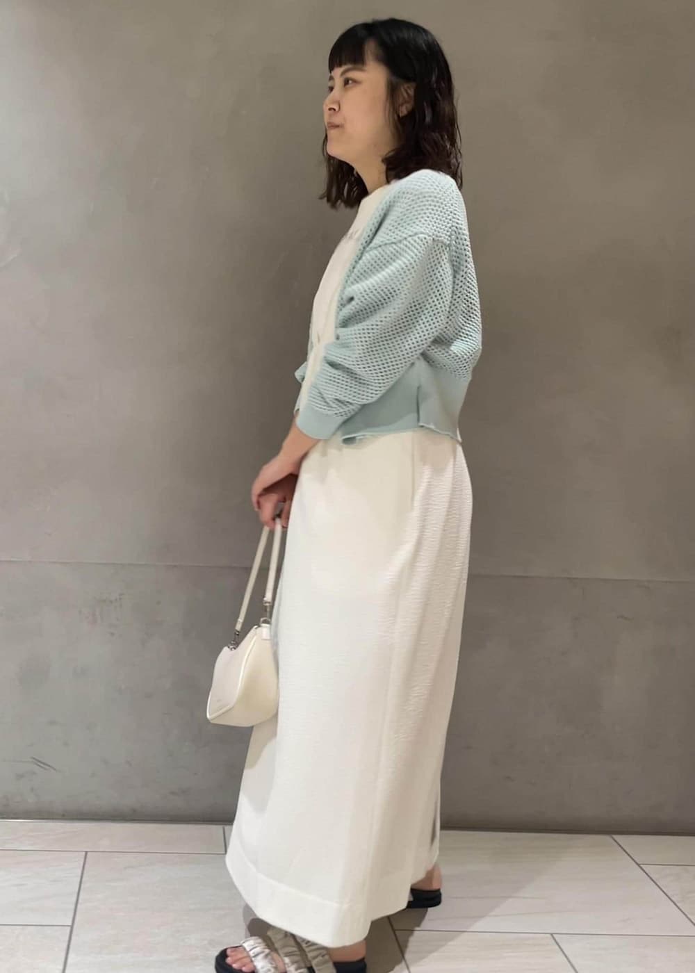「ハンドバッグ、バック、メッシュ、サックス、ホワイト、ワンピース、アイボリー、サンダル、ADAM ET ROPÉ、FEMME、サステナブル、低身長、高身長、骨格ストレート、ブルべ」｜「ADAM ET ROPE'のグリッドメッシュニットカーディガン（カーディガン/ボレロ、ブルー系）」を使った、MIYAさん（レディース・165cm）の夏コーディネートの2枚目の写真