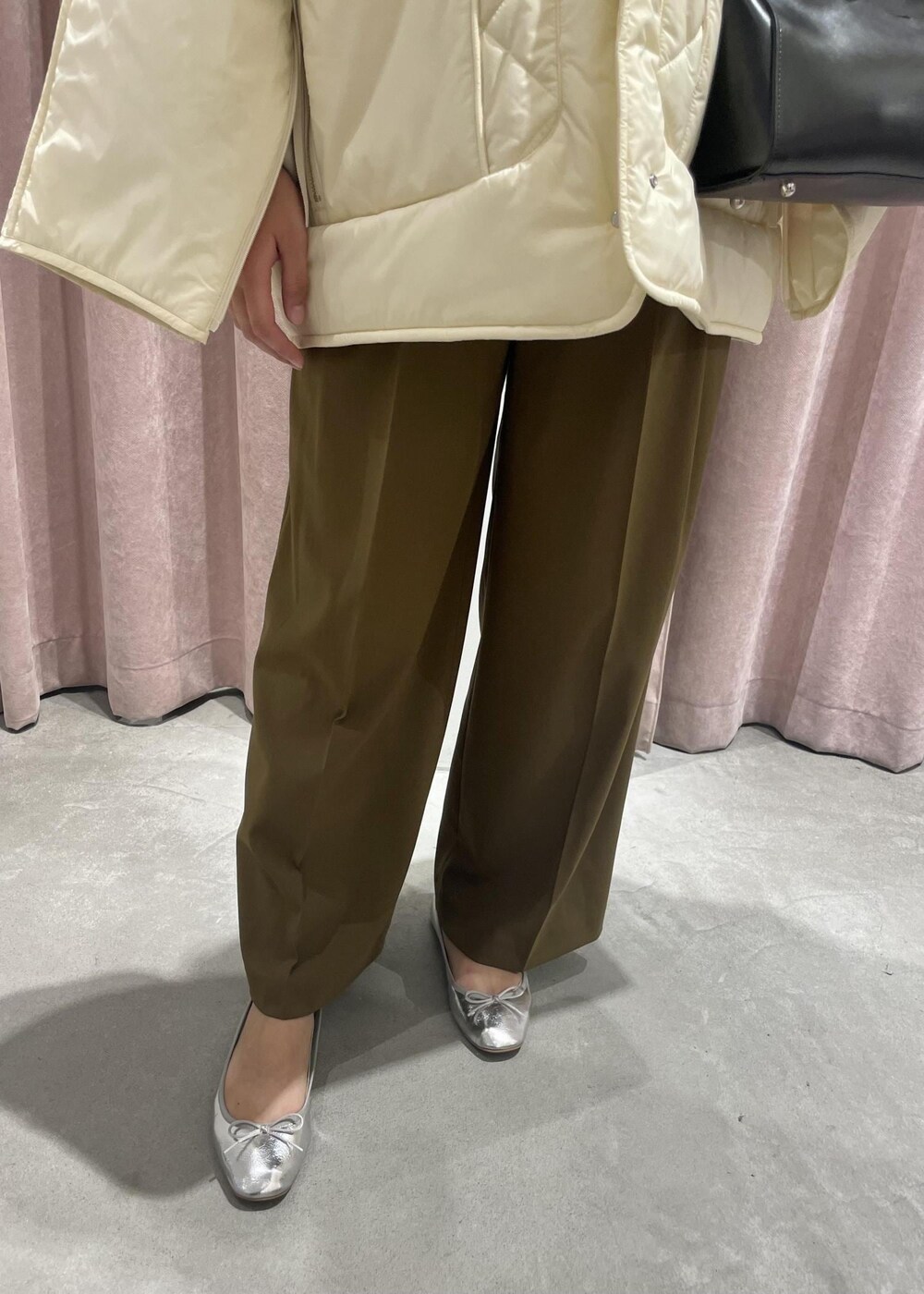 「LUMINE10%、LUMINE10%OFF、ルミネ10%、ルミネ10%OFF、バッグ、ブルゾン、ADAM ET ROPÉ、FEMME、サステナブル、低身長、高身長、イエベ、きれいめカジュアル、カジュアル、大人カジュアル」|「ADAM ET ROPE'のメタリックバレエ(バレエシューズ、シルバー系)」を使った、MIYAさん(レディース・165cm)の秋コーディネートの5枚目の写真