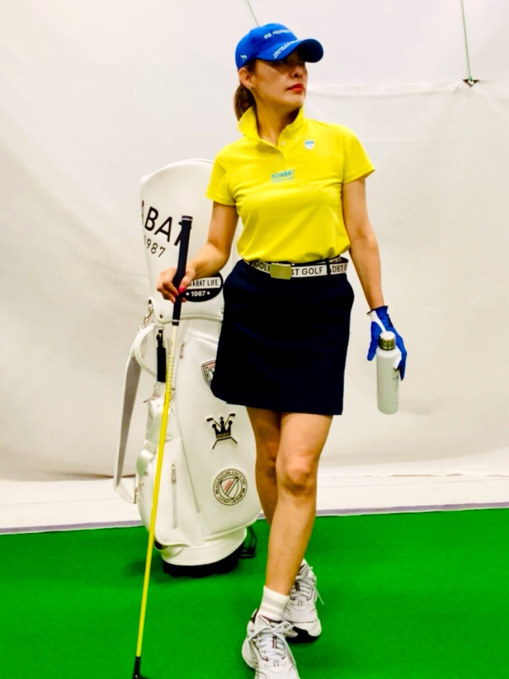 「おしゃ見えテクニック、夏コーデ、キャップ、お出かけコーデ、ゴルフ女子、重ね着、ポロシャツ、アウトドアスタイル、きれいめカジュアル、ブルー、ネイビーコーデ、スポーツミックス、イエロー、ブルベ冬、刺繍」｜「adabatの【UVカット／吸水速乾】ロゴデザイン 半袖ポロシャツ（ポロシャツ、イエロー系）」を使った、lennie12さん（骨格ウェーブ・レディース・162cm）の夏コーディネートの6枚目の写真