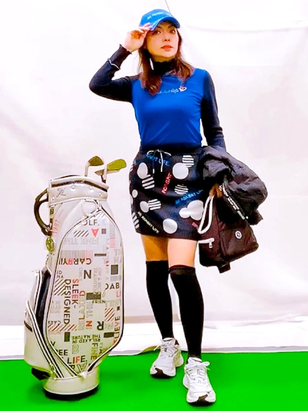 「冬を彩る色いろコーデ、休日スタイル、冬アウター、スポーツミックス、ニット、大人ガーリー、スニーカーコーデ、ネイビー、ワンカラー、ゴルフウェア、ドット、ダウンジャケット、アウトドアスタイル、モックネック、フリル」｜「adabatの【洗える／保温性／制電性】ランダムロゴデザイン ニットスカート（スカート、ブルー系）」を使った、lennie12さん（骨格ウェーブ・レディース・162cm）の冬コーディネートの2枚目の写真