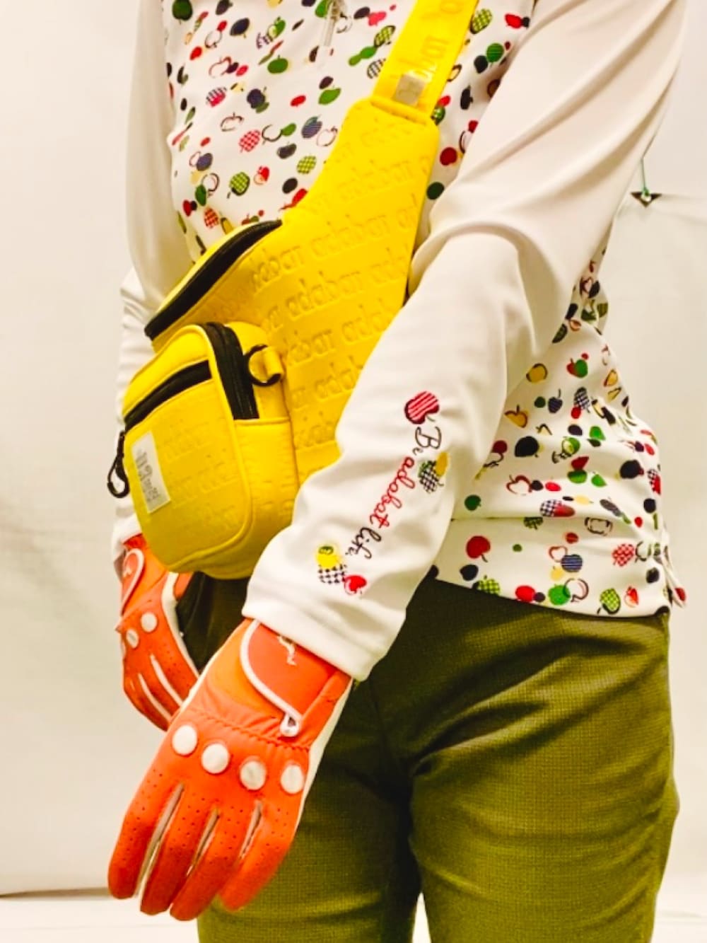 「秋服準備はじめました、お出かけコーデ、アツいコーデ全部見せ、おしゃれさんと繋がりたい、秋先取りコーデ、ラフコーデ、ゴルフ、パンツスタイル、カーキパンツ、長袖、モックネックプルオーバー、スポーツミックス、シャツスタイル、ＵＶカット、ボディーバッグ」｜「adabatのストレッチパンツ（その他パンツ、グリーン系）」を使った、lennie12さん（骨格ウェーブ・レディース・162cm）の夏コーディネートの3枚目の写真