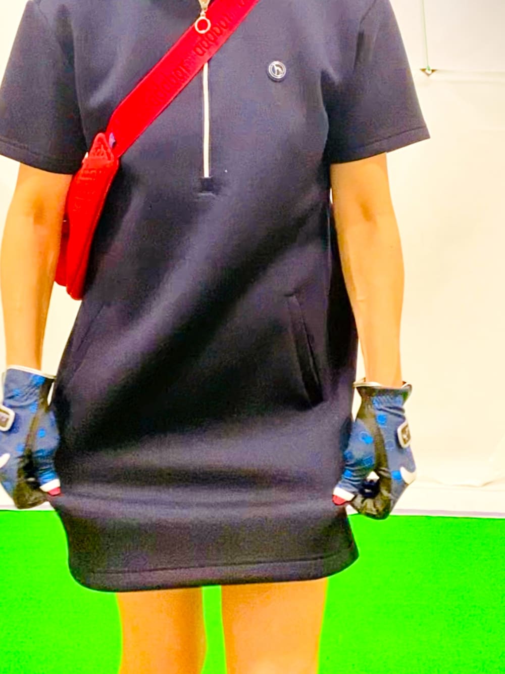 「お出かけコーデ、ジャージワンピース、ジャージコーデ、秋服準備はじめました、アツいコーデ全部見せ、ゴルフ女子、アウトドアスタイル、スニーカーコーデ、スポーツミックス、カジュアルコーデ、ネイビーコーデ、トリコロールカラー、ボディーバッグ、グローブ、オトナカジュアル」｜「adabatの2★STAR シューズ（スニーカー、ホワイト系）」を使った、lennie12さん（骨格ウェーブ・レディース・162cm）の夏コーディネートの4枚目の写真