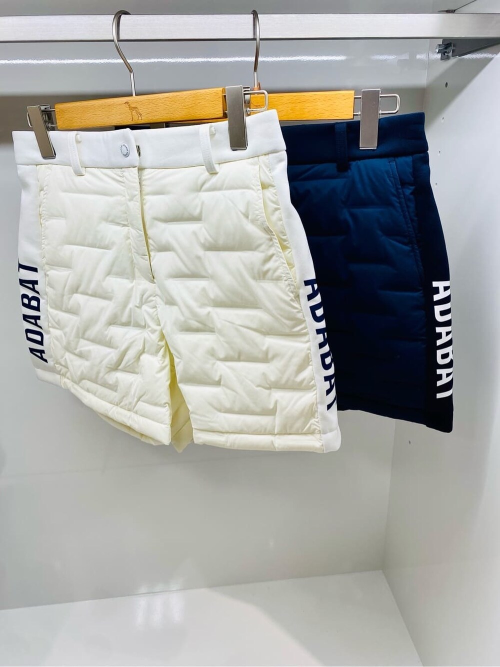 ブルー系のニット/セーター、ホワイト系のニット/セーター、ブルー系のその他パンツを着用したレディースの冬コーディネートの8枚目の写真