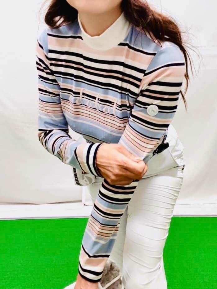 ブラック系のブルゾン、ホワイト系のTシャツ/カットソー、ホワイト系のその他パンツを着用したレディースの冬コーディネートの6枚目の写真