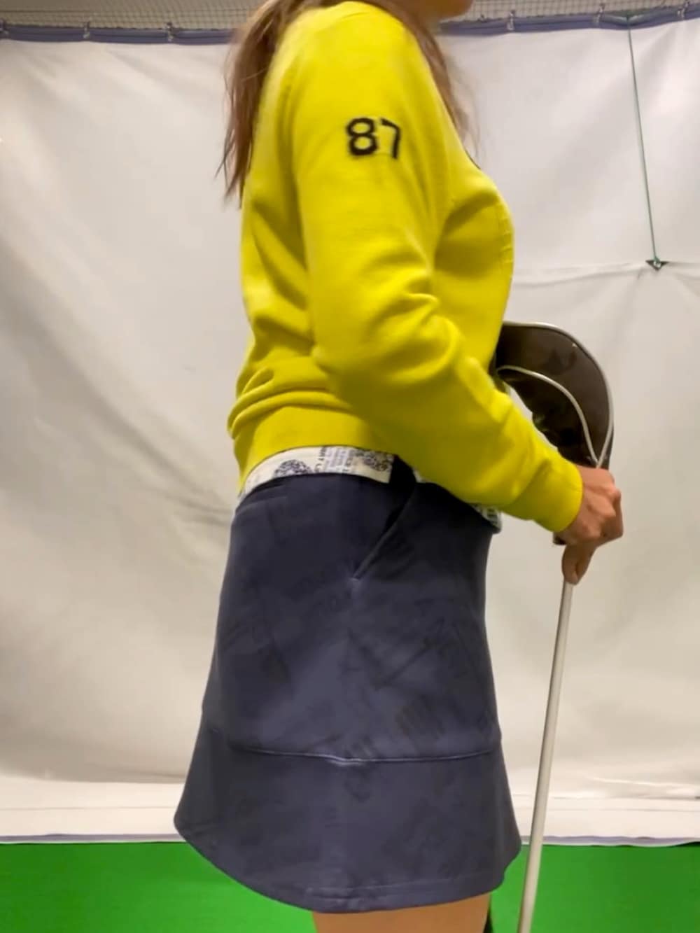 「ニット、冬コーデ、キャップ、休日スタイル、秋冬コーデ、骨格ウェーブ、カラー×コーデ、イエロー、ゴルフ、フレアスカート、キカガク柄、ロゴニット、あったかコーデ、レッグウォーマー、カモフラ」｜「adabatのロゴデザイン フレアスカート（スカート、ブルー系）」を使った、lennie12さん（骨格ウェーブ・レディース・162cm）の冬コーディネートの4枚目の写真