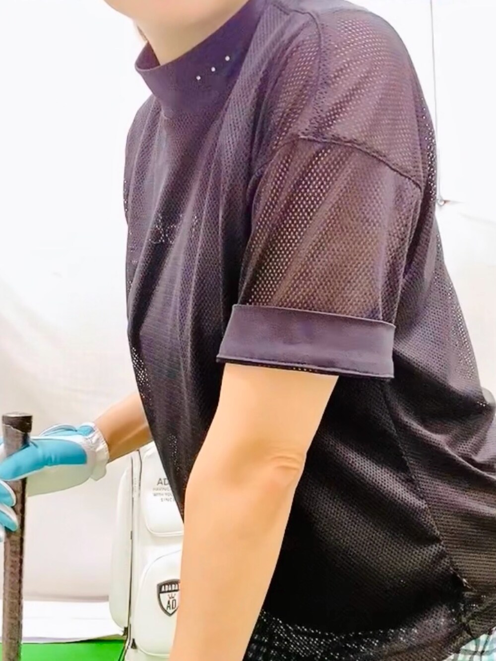 「きれいめカジュアル、春夏コーデ、アウトドアスタイル、シアートップス、モード、休日スタイル、スポーツミックス、ゴルフウェア、ゴルフ女子、モックネック、モノトーンコーデ、チェック柄、パンツコーデ、メッシュトップス、ブラックコーデ」｜「adabatのギンガムチェック アンクル丈パンツ（その他パンツ、ホワイト系）」を使った、lennie12さん（骨格ウェーブ・レディース・162cm）の春コーディネートの4枚目の写真