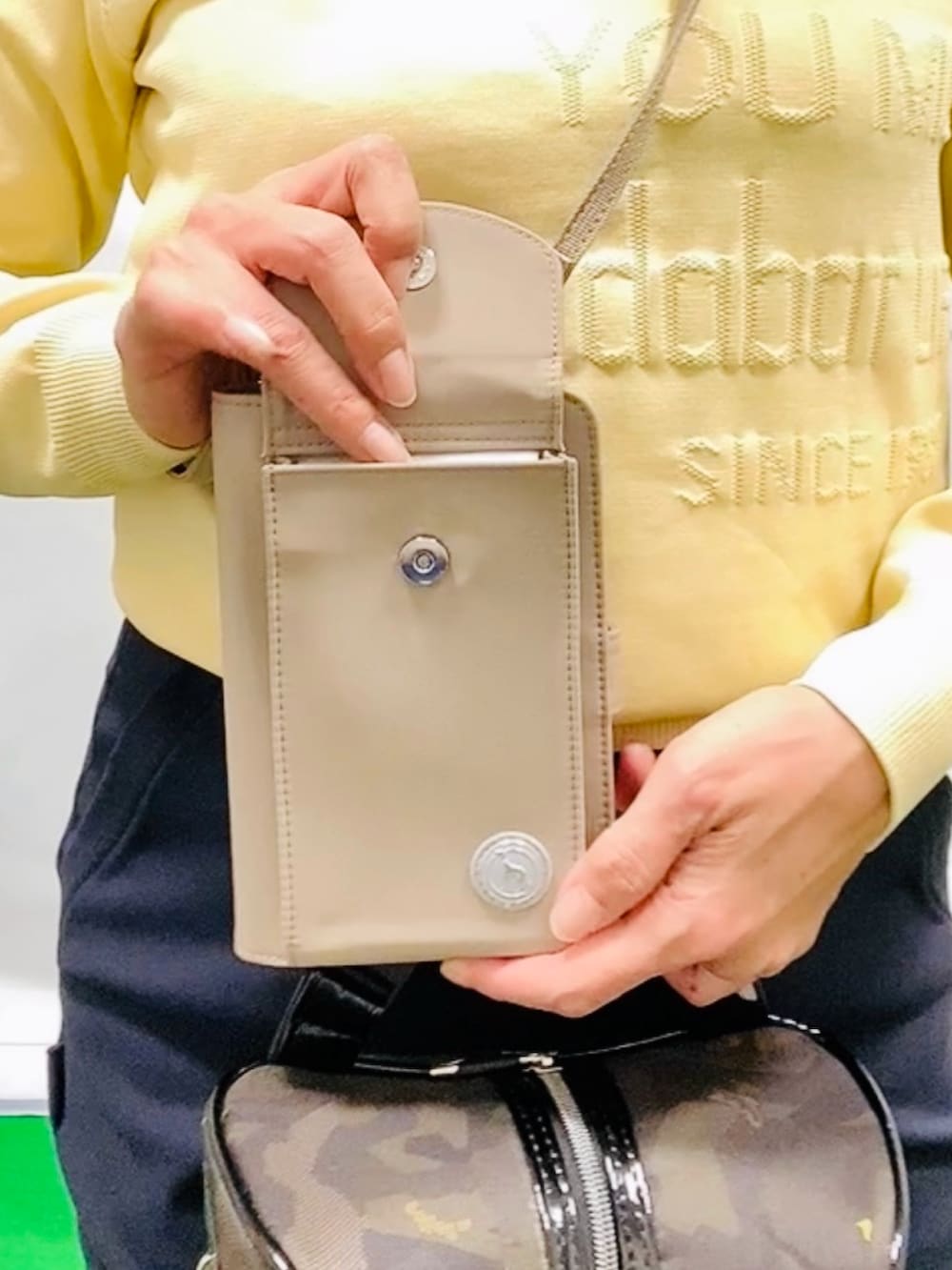 「お出かけコーデ、スポーツミックス、ニット、淡色コーデ、シンプルコーデ、春色、休日スタイル、オトナカジュアル、ゴルフ女子、パステルカラー、カモフラ、ネイビー×ベージュ、モックネック、ブルベ冬、アウトドアスタイル」|「adabatのカモフラージュ柄 キャップ(キャップ、ホワイト系)」を使った、lennie12さん(骨格ウェーブ・レディース・162cm)の冬コーディネートの6枚目の写真