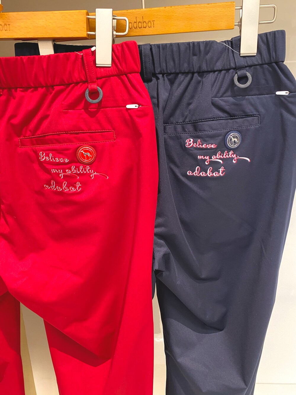 「秋っぽコーデ更新中、スポーツミックス、おしゃれさんと繋がりたい、パンツコーデ、ワンピース×パンツ、赤パンツ、ゴルフウェア、ゴルフ女子、アウトドアスタイル、アダバット、秋冬コーデ、パンツスタイル、撥水加工、ハットコーデ、カッコイイ女子」｜「adabatの【吸湿発熱】異素材組み合わせ 長袖モックネックプルオーバー（Tシャツ/カットソー、ホワイト系）」を使った、lennie12さん（骨格ウェーブ・レディース・162cm）の秋コーディネートの7枚目の写真