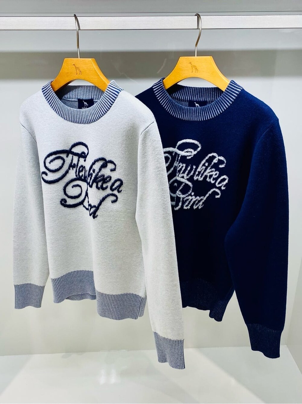 ブルー系のニット/セーター、ホワイト系のニット/セーター、ブルー系のその他パンツを着用したレディースの冬コーディネートの5枚目の写真