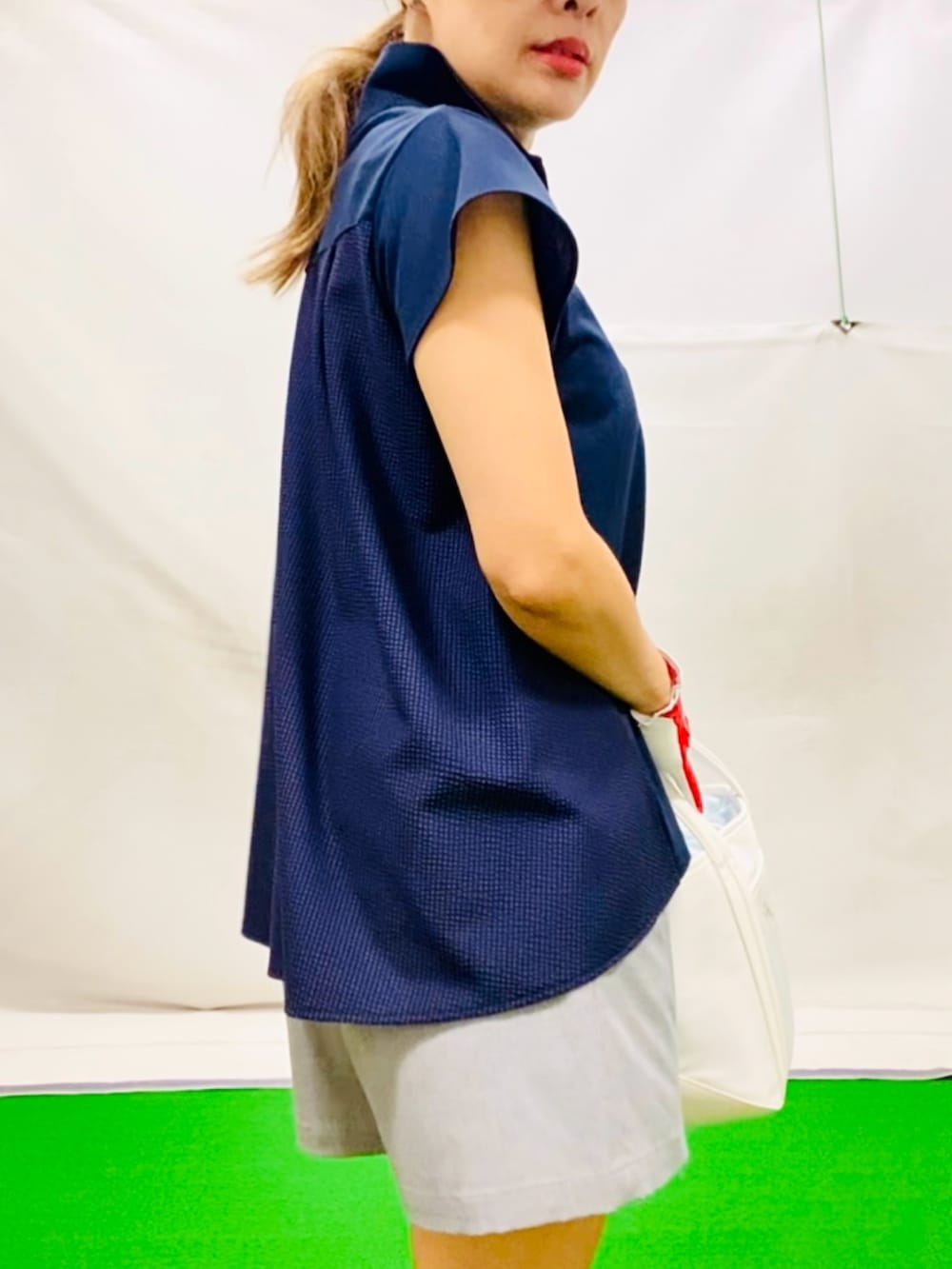 「きれいめカジュアル、夏コーデ、スポーツミックス、オトナカジュアル、大人ガーリー、ショートパンツ、フレンチスリーブ、テールカット、ポロシャツ、ゴルフウェア、ネイビー、サッカーシャツ、ゴルフ女子、保冷バッグ、ゆるコーデ」｜「adabatの【＋PLUS COOL】千鳥柄 ショートパンツ（その他パンツ、ホワイト系）」を使った、lennie12さん（骨格ウェーブ・レディース・162cm）の夏コーディネートの4枚目の写真