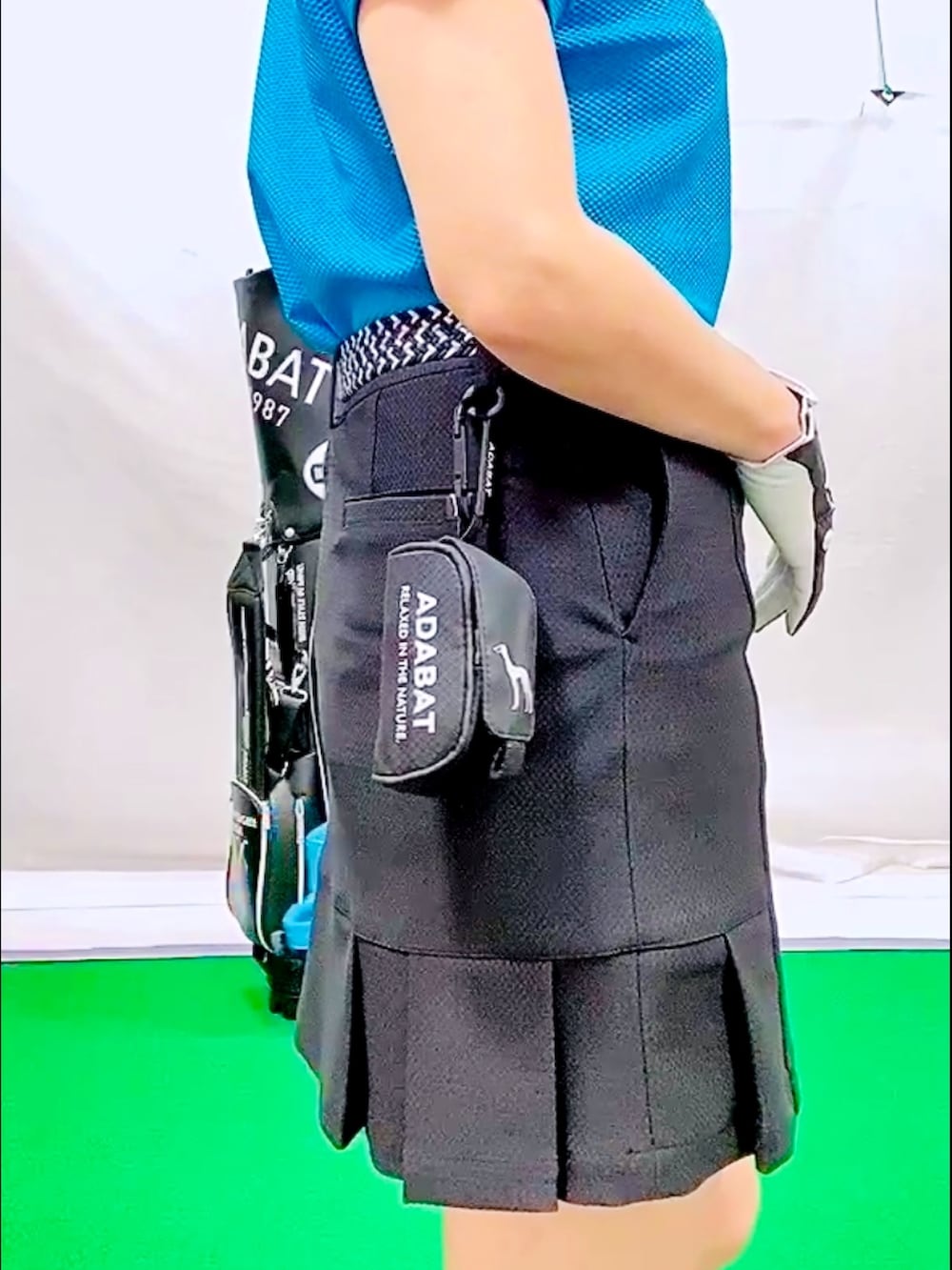 「アウトドアスタイル、春色、休日スタイル、スポーツミックス、キャップ、トートバッグ、大人可愛い、プリーツスカート、ワッフルカットソー、ビビットカラー、ブルー×ブラック、モックネック、ゴルフウェア、保冷バッグ、ラインストーン」|「adabatのロゴデザイン カートバッグ(トートバッグ、ブルー系)」を使った、lennie12さん(骨格ウェーブ・レディース・162cm)の春コーディネートの5枚目の写真