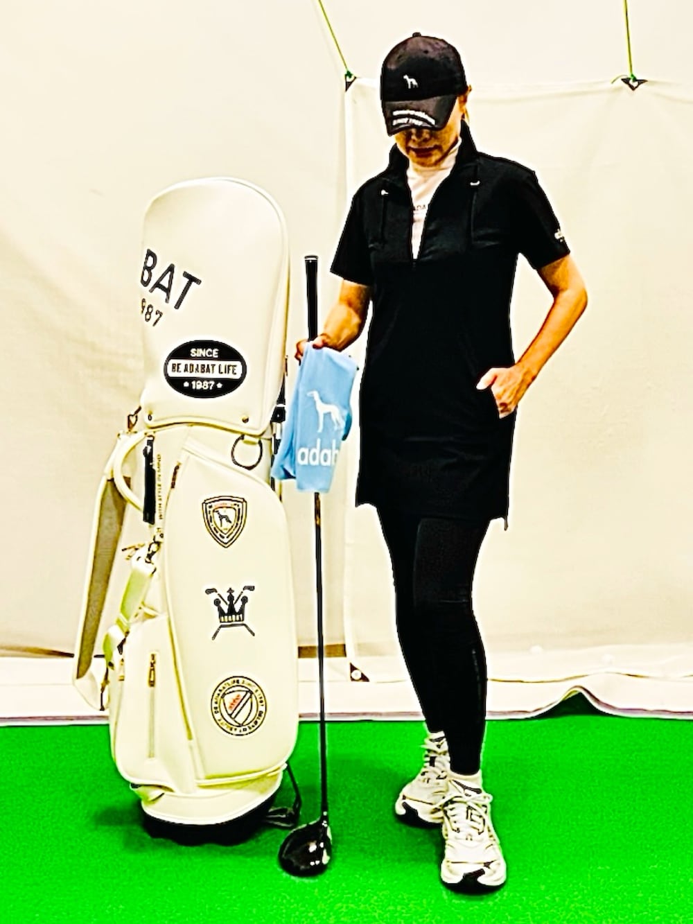 「夏コーデ、プチプラ、モノトーン、キャップ、ワンピース、スポーツミックス、モックネック、ジャージコーデ、黒、大人女子、ゴルフ、ブルベ冬、冷感、レギンス、アウトドアスタイル」｜「adabatの【COOL】レギンス（レギンス/スパッツ、ブラック系）」を使った、lennie12さん（骨格ウェーブ・レディース・162cm）の夏コーディネートの4枚目の写真