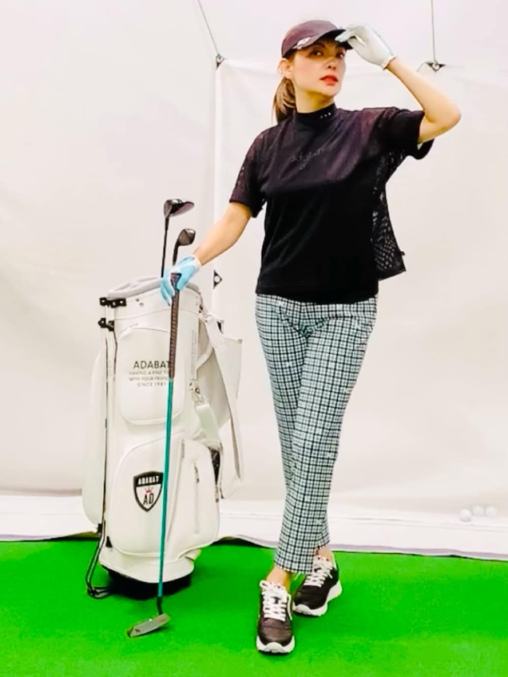 「きれいめカジュアル、春夏コーデ、アウトドアスタイル、シアートップス、モード、休日スタイル、スポーツミックス、ゴルフウェア、ゴルフ女子、モックネック、モノトーンコーデ、チェック柄、パンツコーデ、メッシュトップス、ブラックコーデ」｜「adabatのギンガムチェック アンクル丈パンツ（その他パンツ、ホワイト系）」を使った、lennie12さん（骨格ウェーブ・レディース・162cm）の春コーディネートの2枚目の写真