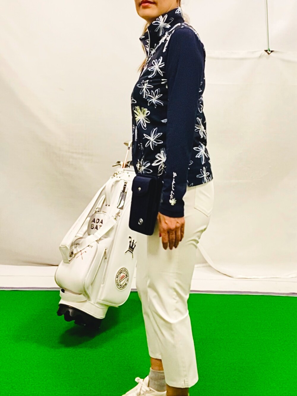 「フラワープリント、ゴルフ、ゴルフ女子、お出かけコーデ、夏コーデ、キャップ、アンクルパンツ、白パンツ、ジップアップ、長袖ポロシャツ、ネイビー×ホワイト、アウトドアスタイル、スポーツミックス、スマホショルダー、紫外線対策」｜「adabatのリボンつき スパンコールロゴキャップ（キャップ、ブルー系）」を使った、lennie12さん（骨格ウェーブ・レディース・162cm）の夏コーディネートの7枚目の写真