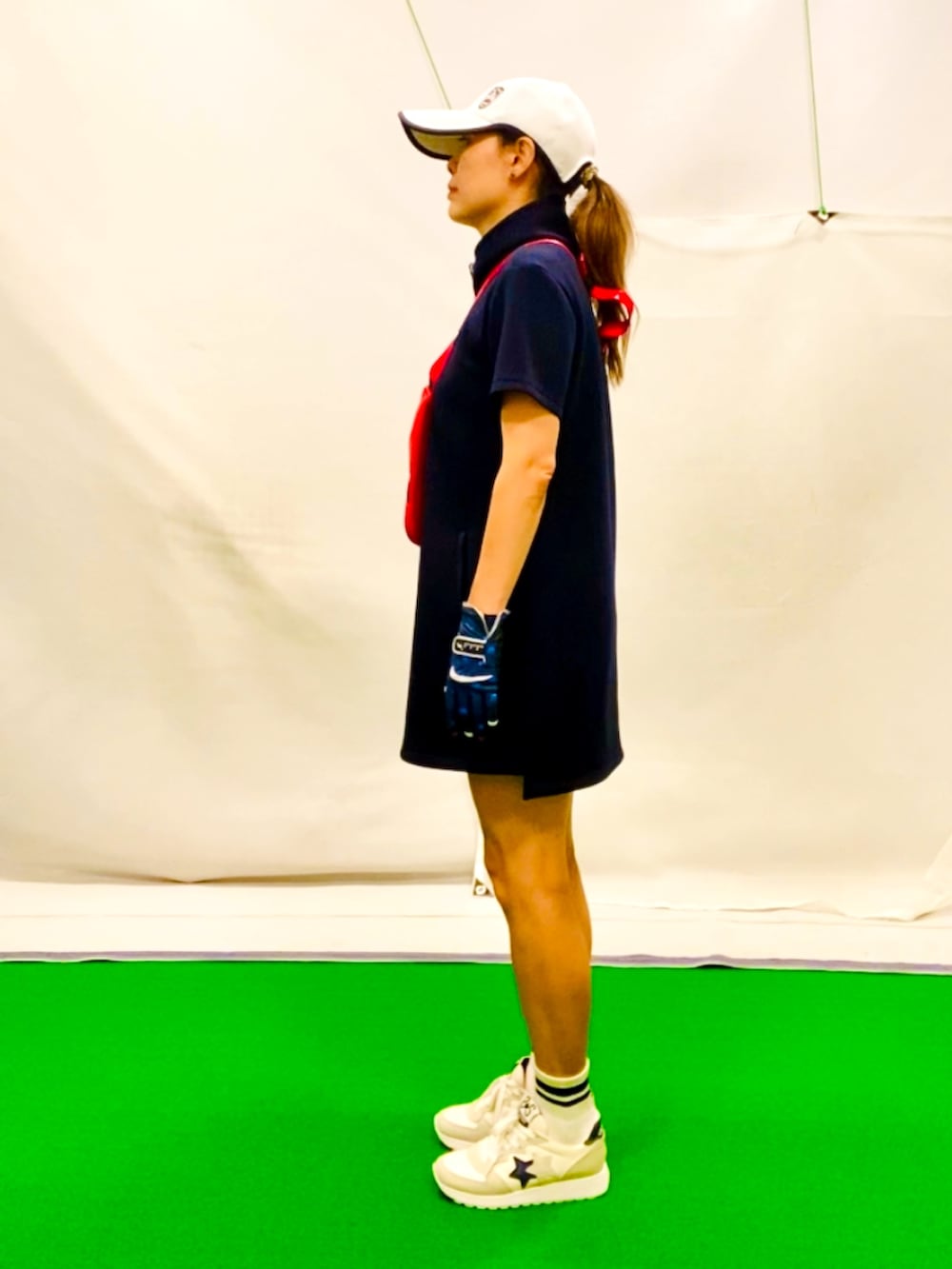 「お出かけコーデ、ジャージワンピース、ジャージコーデ、秋服準備はじめました、アツいコーデ全部見せ、ゴルフ女子、アウトドアスタイル、スニーカーコーデ、スポーツミックス、カジュアルコーデ、ネイビーコーデ、トリコロールカラー、ボディーバッグ、グローブ、オトナカジュアル」｜「adabatの2★STAR シューズ（スニーカー、ホワイト系）」を使った、lennie12さん（骨格ウェーブ・レディース・162cm）の夏コーディネートの8枚目の写真