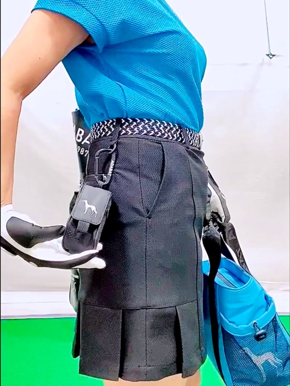 「アウトドアスタイル、春色、休日スタイル、スポーツミックス、キャップ、トートバッグ、大人可愛い、プリーツスカート、ワッフルカットソー、ビビットカラー、ブルー×ブラック、モックネック、ゴルフウェア、保冷バッグ、ラインストーン」|「adabatのロゴデザイン カートバッグ(トートバッグ、ブルー系)」を使った、lennie12さん(骨格ウェーブ・レディース・162cm)の春コーディネートの7枚目の写真