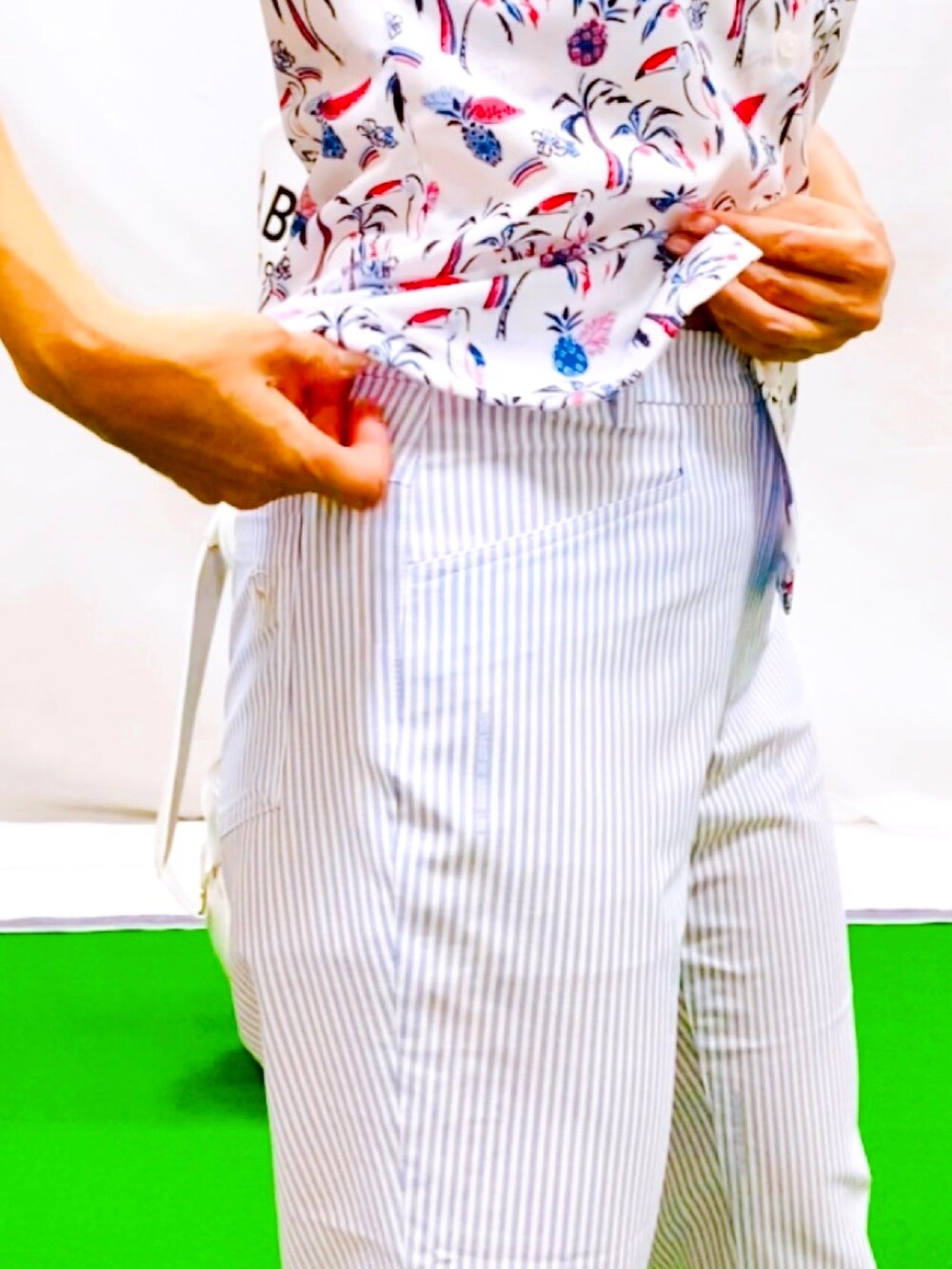 「夏コーデ、フェスコーデ、シャツ好き集まれ、ハット、クールコーデ、吸水速乾、アンクルパンツ、スポーツミックス、サマースタイル、柄×柄、柄シャツ、柄パンツ、リンクコーデ、ゴルフコーデ、お出かけコーデ」｜「adabatの【吸水速乾】サマーリゾート柄 半袖シャツ（シャツ/ブラウス、ピンク系）」を使った、lennie12さん（骨格ウェーブ・レディース・162cm）の夏コーディネートの5枚目の写真
