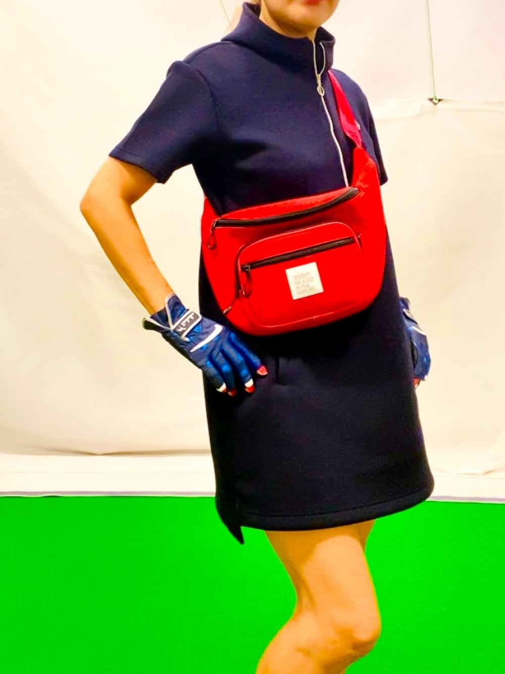 「お出かけコーデ、ジャージワンピース、ジャージコーデ、秋服準備はじめました、アツいコーデ全部見せ、ゴルフ女子、アウトドアスタイル、スニーカーコーデ、スポーツミックス、カジュアルコーデ、ネイビーコーデ、トリコロールカラー、ボディーバッグ、グローブ、オトナカジュアル」｜「adabatの2★STAR シューズ（スニーカー、ホワイト系）」を使った、lennie12さん（骨格ウェーブ・レディース・162cm）の夏コーディネートの2枚目の写真