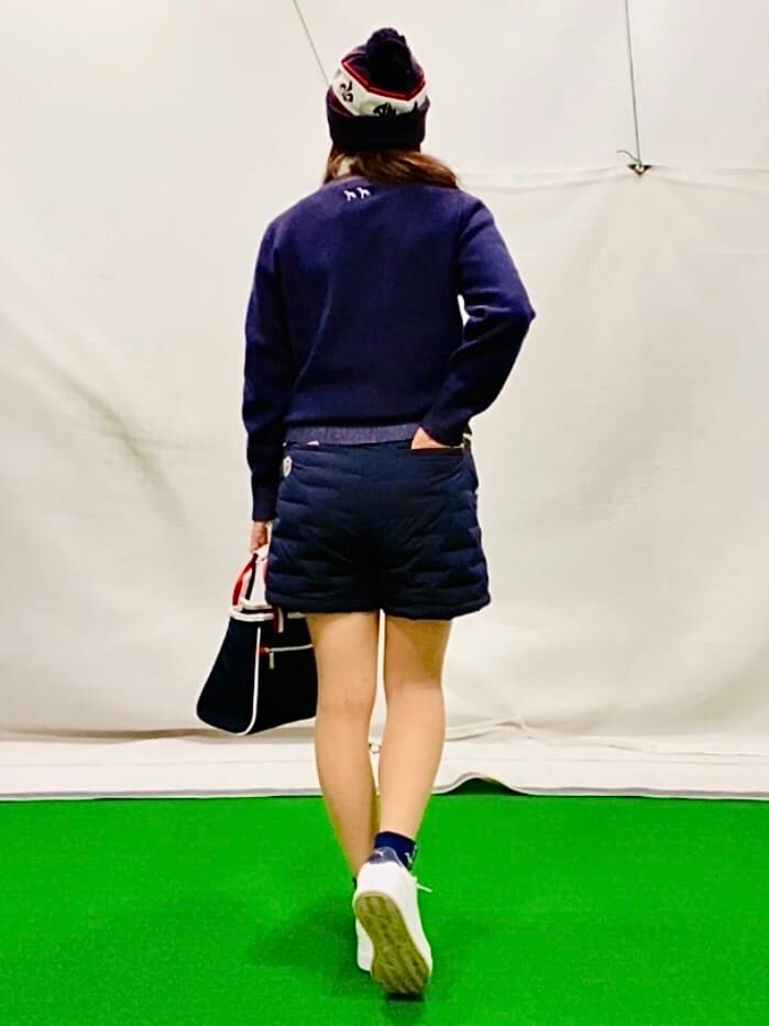 ブルー系のニット/セーター、ホワイト系のニット/セーター、ブルー系のその他パンツを着用したレディースの冬コーディネートの4枚目の写真