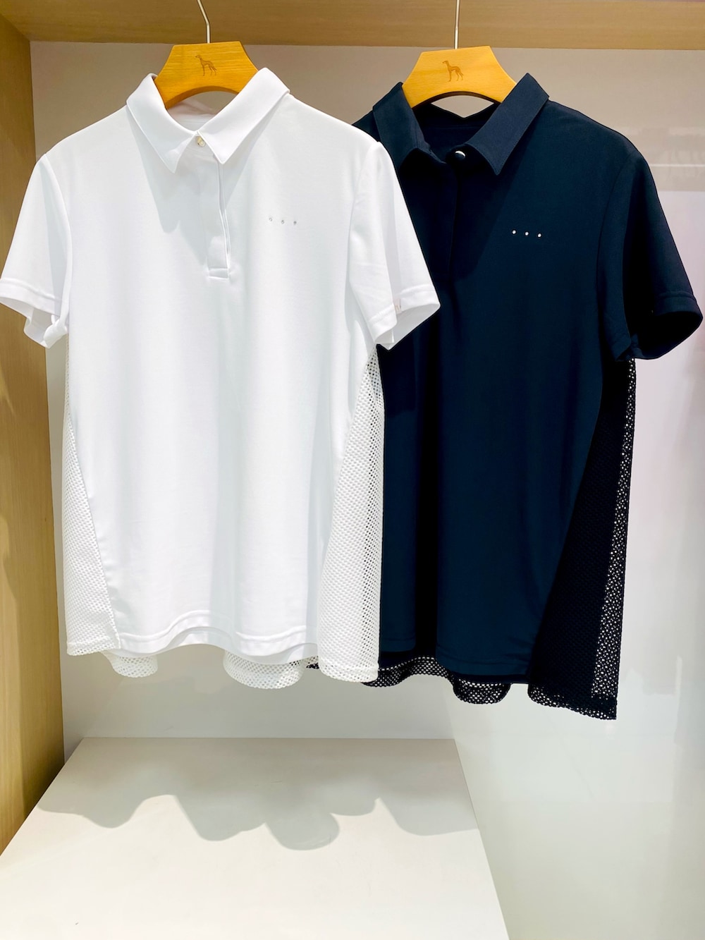 「スポーツミックス、きれいめカジュアル、夏コーデ、シアートップス、アウトドアスタイル、ゴルフウェア、ホワイトコーデ、ポロシャツ、大人可愛い、シンプルコーデ、バックレース、ベージュコーデ、プリーツスカート、休日スタイル、ＵＶカット」｜「adabatのバック切り替えしデザイン ウエストゴムスカート（スカート、ベージュ系）」を使った、lennie12さん（骨格ウェーブ・レディース・162cm）の夏コーディネートの4枚目の写真