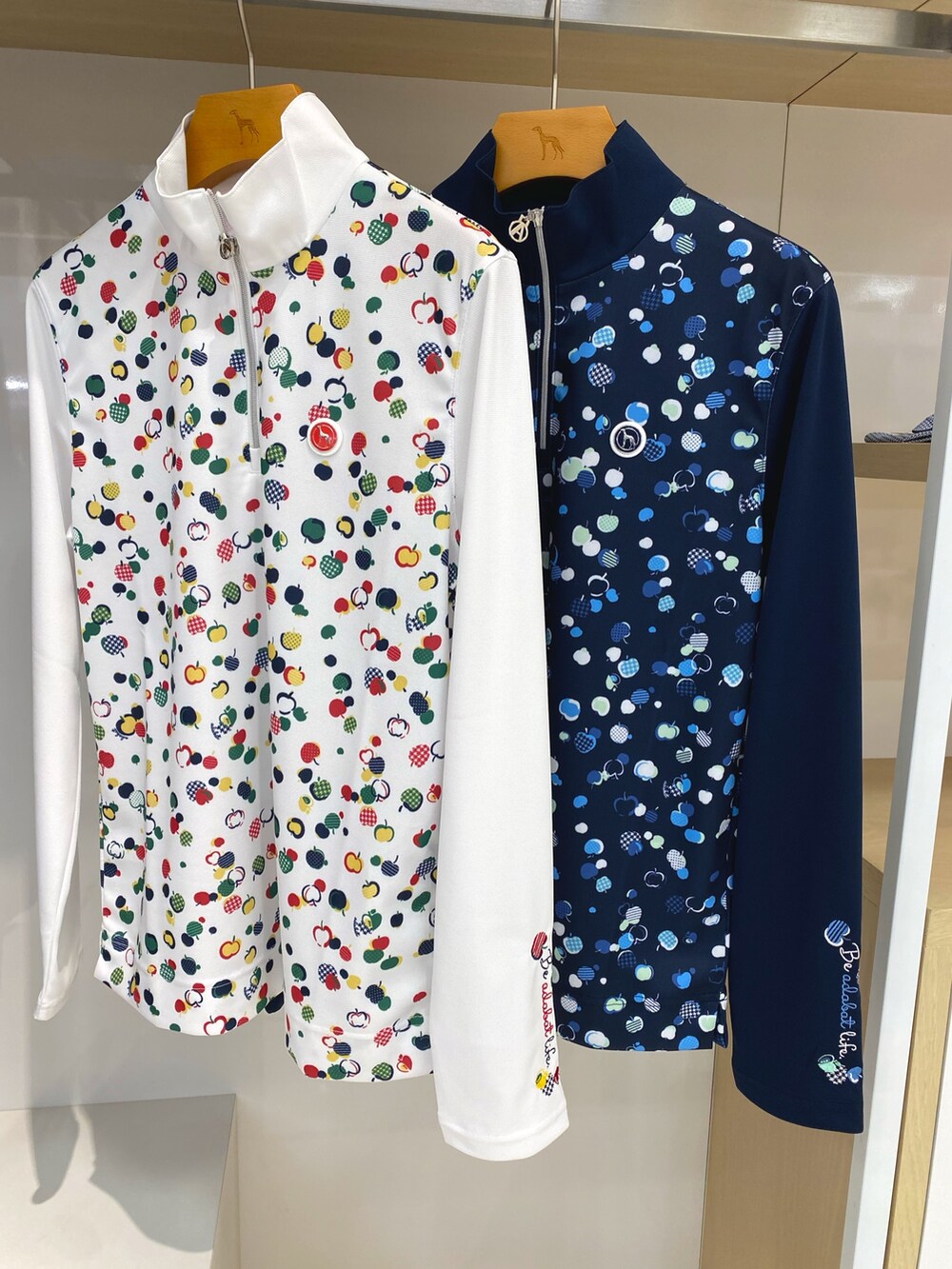 「秋服準備はじめました、お出かけコーデ、アツいコーデ全部見せ、おしゃれさんと繋がりたい、秋先取りコーデ、ラフコーデ、ゴルフ、パンツスタイル、カーキパンツ、長袖、モックネックプルオーバー、スポーツミックス、シャツスタイル、ＵＶカット、ボディーバッグ」｜「adabatのストレッチパンツ（その他パンツ、グリーン系）」を使った、lennie12さん（骨格ウェーブ・レディース・162cm）の夏コーディネートの6枚目の写真