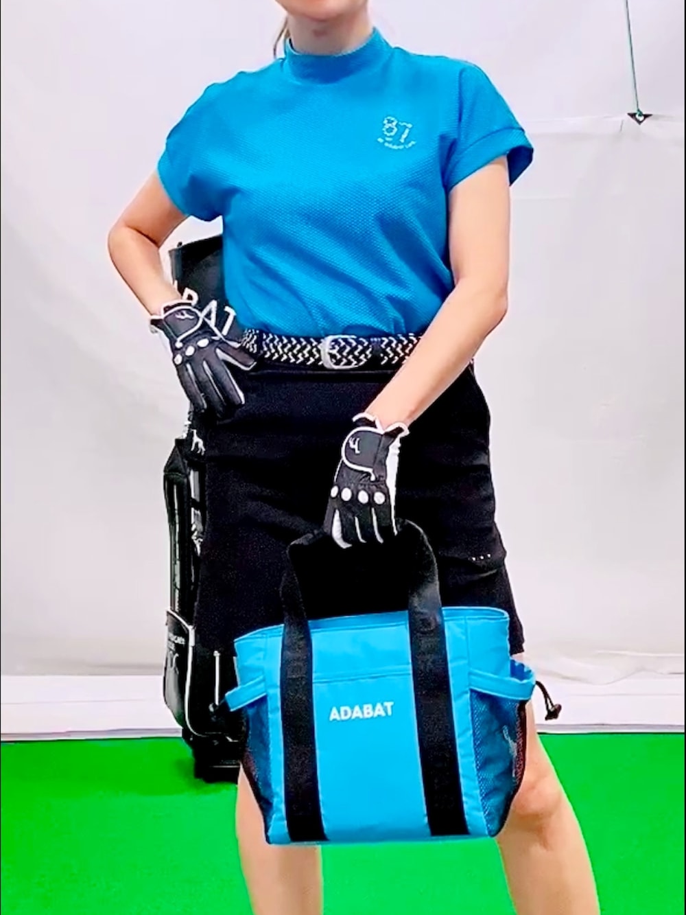 「アウトドアスタイル、春色、休日スタイル、スポーツミックス、キャップ、トートバッグ、大人可愛い、プリーツスカート、ワッフルカットソー、ビビットカラー、ブルー×ブラック、モックネック、ゴルフウェア、保冷バッグ、ラインストーン」|「adabatのロゴデザイン カートバッグ(トートバッグ、ブルー系)」を使った、lennie12さん(骨格ウェーブ・レディース・162cm)の春コーディネートの3枚目の写真