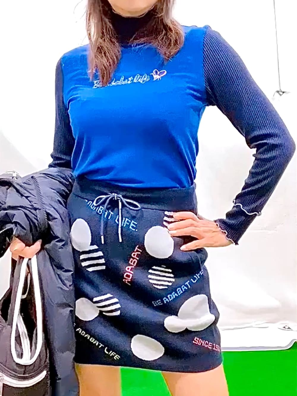 「冬を彩る色いろコーデ、休日スタイル、冬アウター、スポーツミックス、ニット、大人ガーリー、スニーカーコーデ、ネイビー、ワンカラー、ゴルフウェア、ドット、ダウンジャケット、アウトドアスタイル、モックネック、フリル」｜「adabatの【洗える／保温性／制電性】ランダムロゴデザイン ニットスカート（スカート、ブルー系）」を使った、lennie12さん（骨格ウェーブ・レディース・162cm）の冬コーディネートの4枚目の写真
