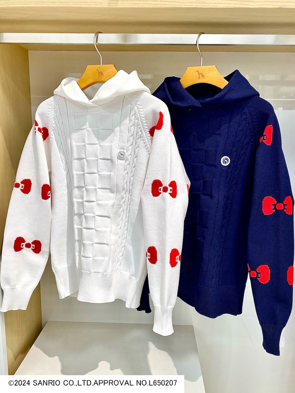 「キティーちゃん、キティ、コラボ、テーマパークコーデ、スポーツミックス、フードパーカー、フーディー、トリコロール、ゴルフウェア、オトナカワイイ、ネイビー×ホワイト、パンツスタイル、ブルベ冬、骨格ウェーブ、アウトドアスタイル」|「adabatの【撥水加工】ストレートパンツ(その他パンツ、ホワイト系)」を使った、lennie12さん(骨格ウェーブ・レディース・162cm)の秋コーディネートの3枚目の写真