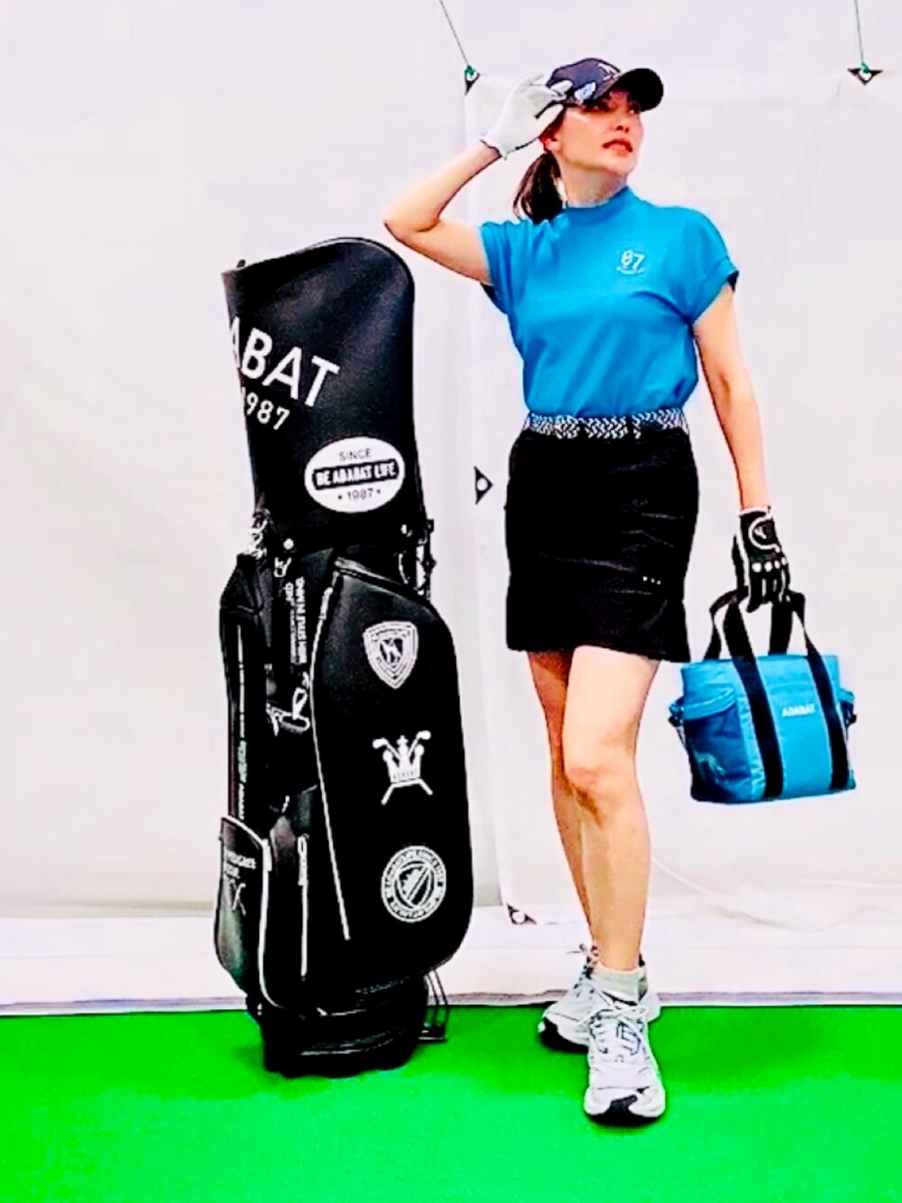 「アウトドアスタイル、春色、休日スタイル、スポーツミックス、キャップ、トートバッグ、大人可愛い、プリーツスカート、ワッフルカットソー、ビビットカラー、ブルー×ブラック、モックネック、ゴルフウェア、保冷バッグ、ラインストーン」|「adabatのロゴデザイン カートバッグ(トートバッグ、ブルー系)」を使った、lennie12さん(骨格ウェーブ・レディース・162cm)の春コーディネートの2枚目の写真