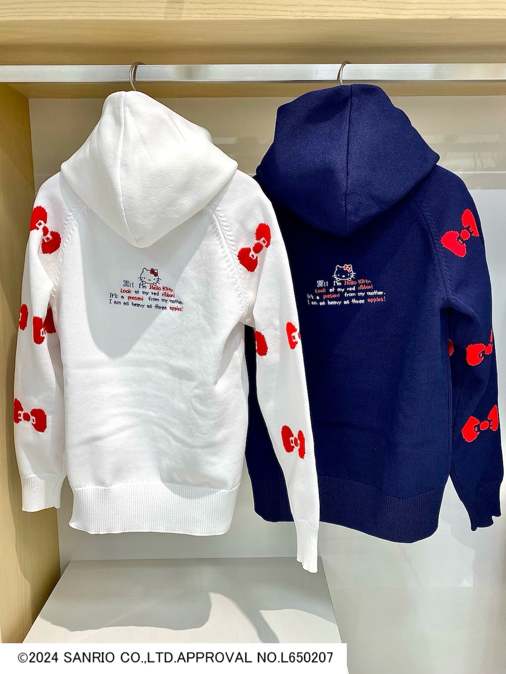 「キティーちゃん、キティ、コラボ、テーマパークコーデ、スポーツミックス、フードパーカー、フーディー、トリコロール、ゴルフウェア、オトナカワイイ、ネイビー×ホワイト、パンツスタイル、ブルベ冬、骨格ウェーブ、アウトドアスタイル」|「adabatの【撥水加工】ストレートパンツ(その他パンツ、ホワイト系)」を使った、lennie12さん(骨格ウェーブ・レディース・162cm)の秋コーディネートの4枚目の写真