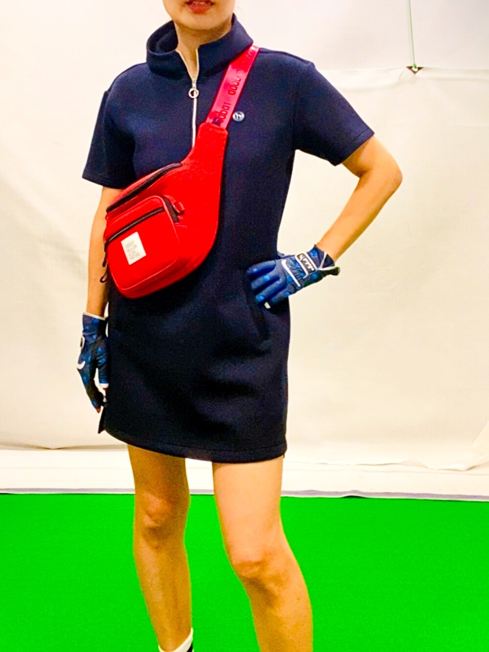「お出かけコーデ、ジャージワンピース、ジャージコーデ、秋服準備はじめました、アツいコーデ全部見せ、ゴルフ女子、アウトドアスタイル、スニーカーコーデ、スポーツミックス、カジュアルコーデ、ネイビーコーデ、トリコロールカラー、ボディーバッグ、グローブ、オトナカジュアル」｜「adabatの2★STAR シューズ（スニーカー、ホワイト系）」を使った、lennie12さん（骨格ウェーブ・レディース・162cm）の夏コーディネートの3枚目の写真