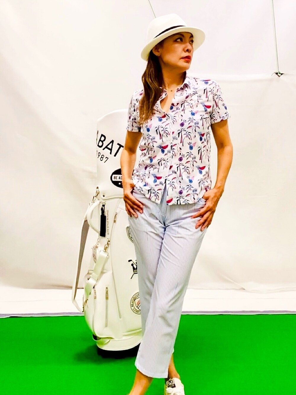 「夏コーデ、フェスコーデ、シャツ好き集まれ、ハット、クールコーデ、吸水速乾、アンクルパンツ、スポーツミックス、サマースタイル、柄×柄、柄シャツ、柄パンツ、リンクコーデ、ゴルフコーデ、お出かけコーデ」｜「adabatの【吸水速乾】サマーリゾート柄 半袖シャツ（シャツ/ブラウス、ピンク系）」を使った、lennie12さん（骨格ウェーブ・レディース・162cm）の夏コーディネートの2枚目の写真