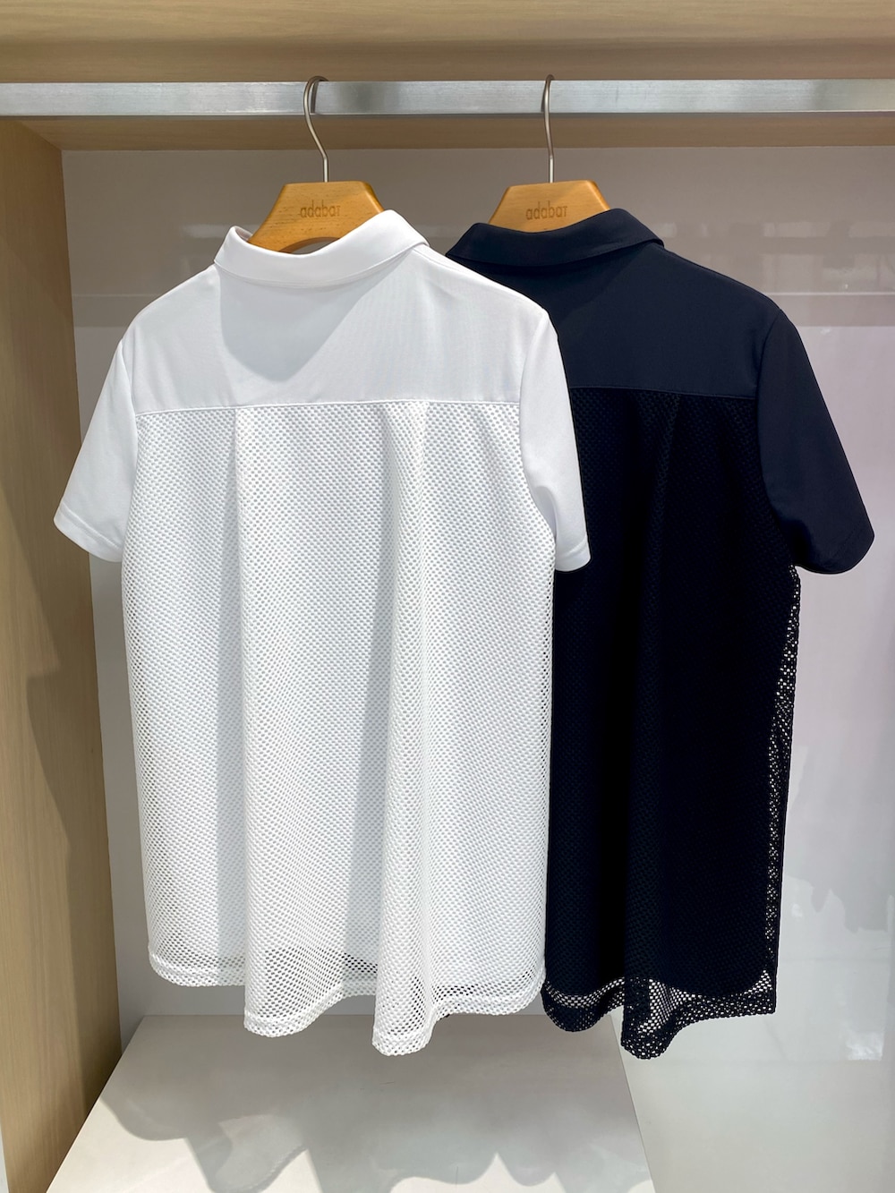 「スポーツミックス、きれいめカジュアル、夏コーデ、シアートップス、アウトドアスタイル、ゴルフウェア、ホワイトコーデ、ポロシャツ、大人可愛い、シンプルコーデ、バックレース、ベージュコーデ、プリーツスカート、休日スタイル、ＵＶカット」｜「adabatのバック切り替えしデザイン ウエストゴムスカート（スカート、ベージュ系）」を使った、lennie12さん（骨格ウェーブ・レディース・162cm）の夏コーディネートの5枚目の写真