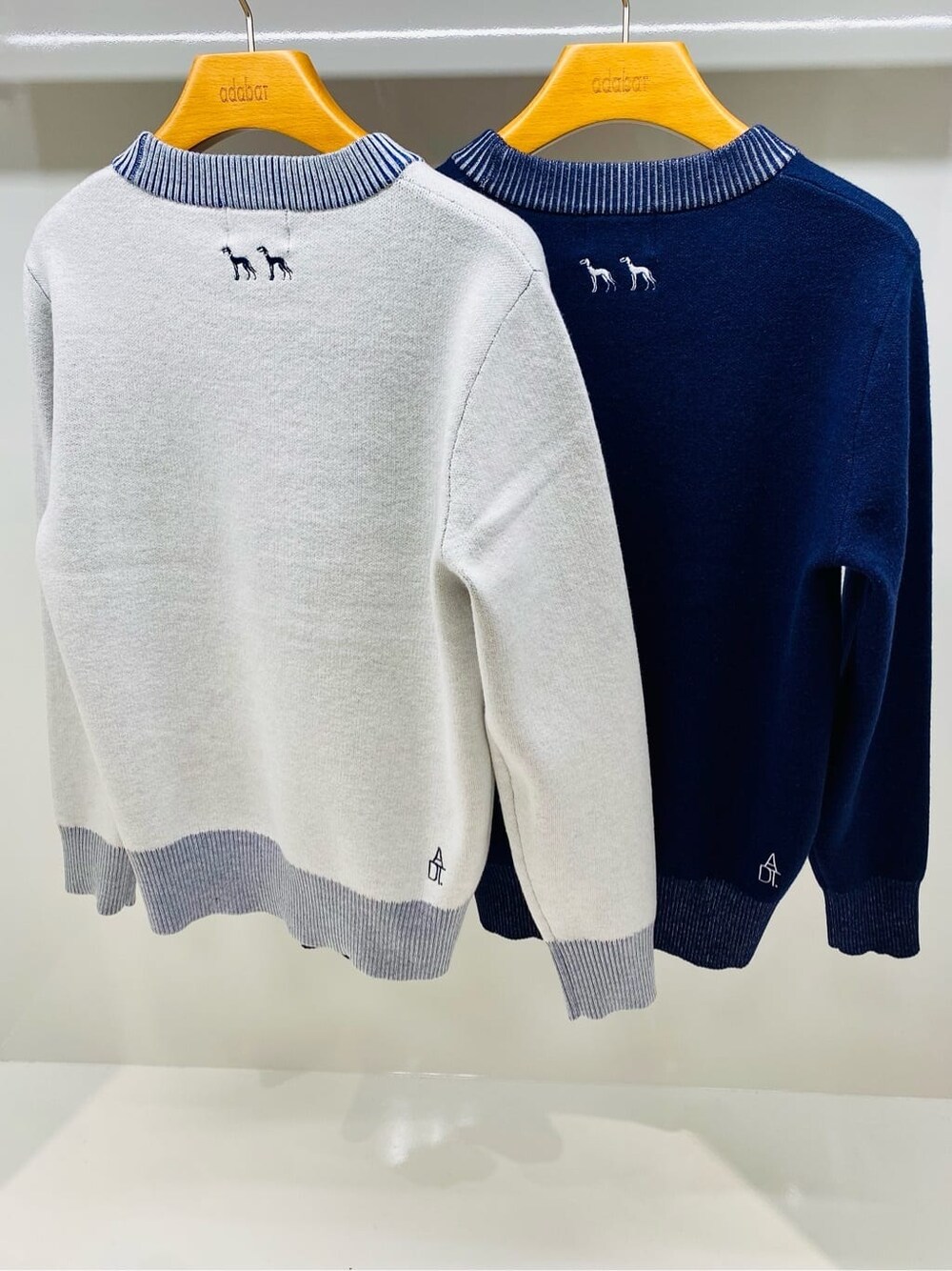 ブルー系のニット/セーター、ホワイト系のニット/セーター、ブルー系のその他パンツを着用したレディースの冬コーディネートの6枚目の写真
