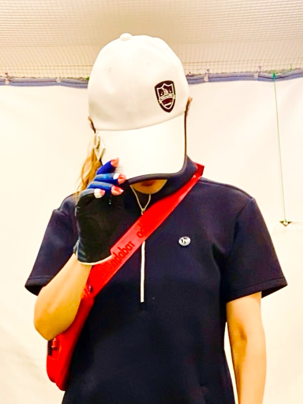 「お出かけコーデ、ジャージワンピース、ジャージコーデ、秋服準備はじめました、アツいコーデ全部見せ、ゴルフ女子、アウトドアスタイル、スニーカーコーデ、スポーツミックス、カジュアルコーデ、ネイビーコーデ、トリコロールカラー、ボディーバッグ、グローブ、オトナカジュアル」｜「adabatの2★STAR シューズ（スニーカー、ホワイト系）」を使った、lennie12さん（骨格ウェーブ・レディース・162cm）の夏コーディネートの5枚目の写真