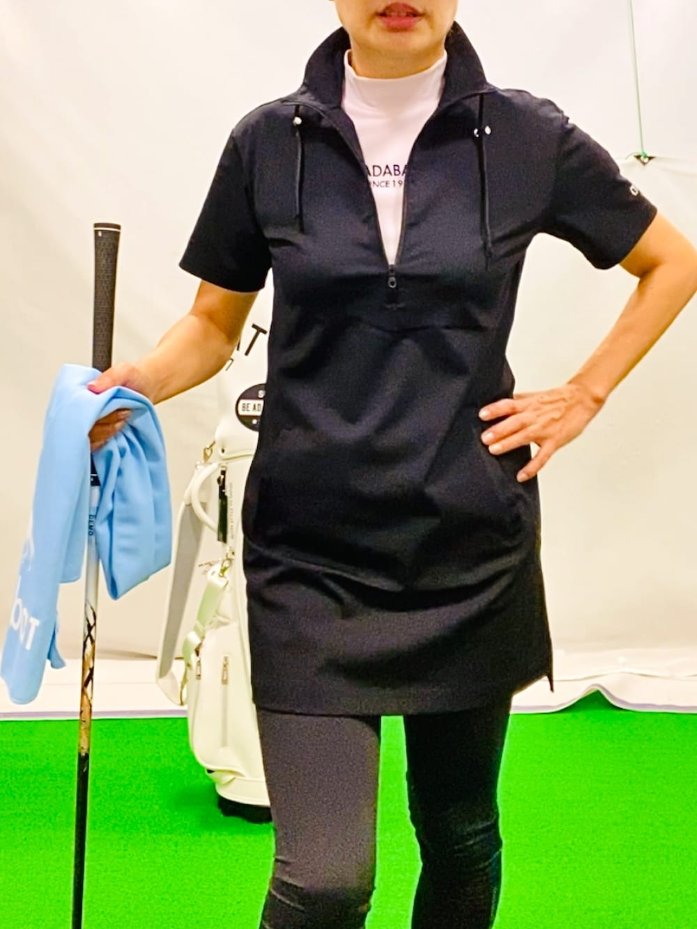 「夏コーデ、プチプラ、モノトーン、キャップ、ワンピース、スポーツミックス、モックネック、ジャージコーデ、黒、大人女子、ゴルフ、ブルベ冬、冷感、レギンス、アウトドアスタイル」｜「adabatの【COOL】レギンス（レギンス/スパッツ、ブラック系）」を使った、lennie12さん（骨格ウェーブ・レディース・162cm）の夏コーディネートの2枚目の写真