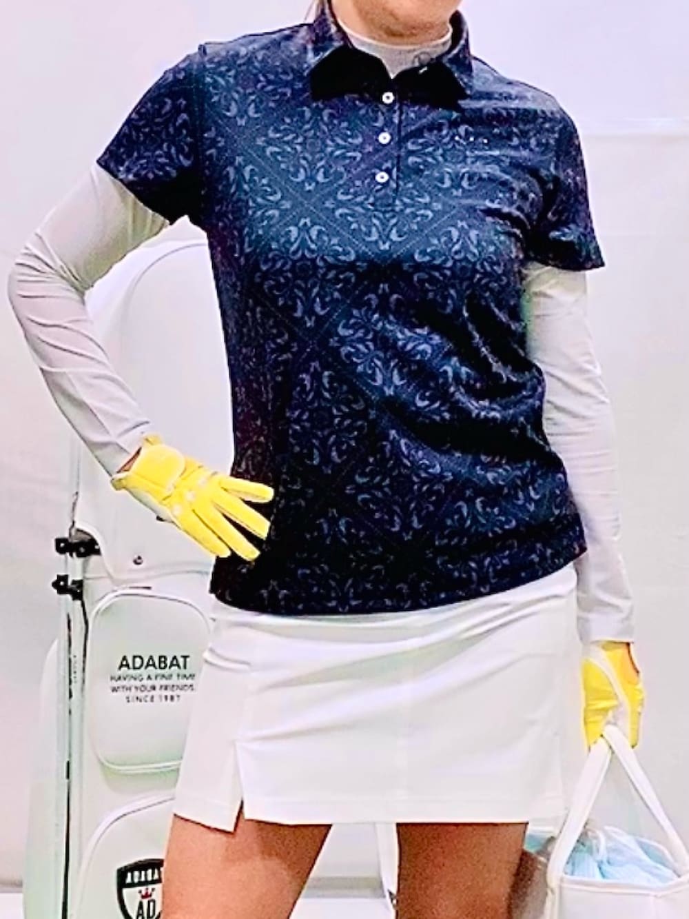 「春のNewスタイル、アウトドアスタイル、大人カジュアル、スポーツミックス、トートバッグ、保冷バッグ、ゴルフ、ゴルフウェア、レイヤードスタイル、紫外線対策、スカート×スニーカー、スリットスカート、バティック柄、モノトーンコーデ、接触冷感」|「adabatのメッセージロゴサンバイザー(サンバイザー、ブラック系)」を使った、lennie12さん(骨格ウェーブ・レディース・162cm)の春コーディネートの2枚目の写真