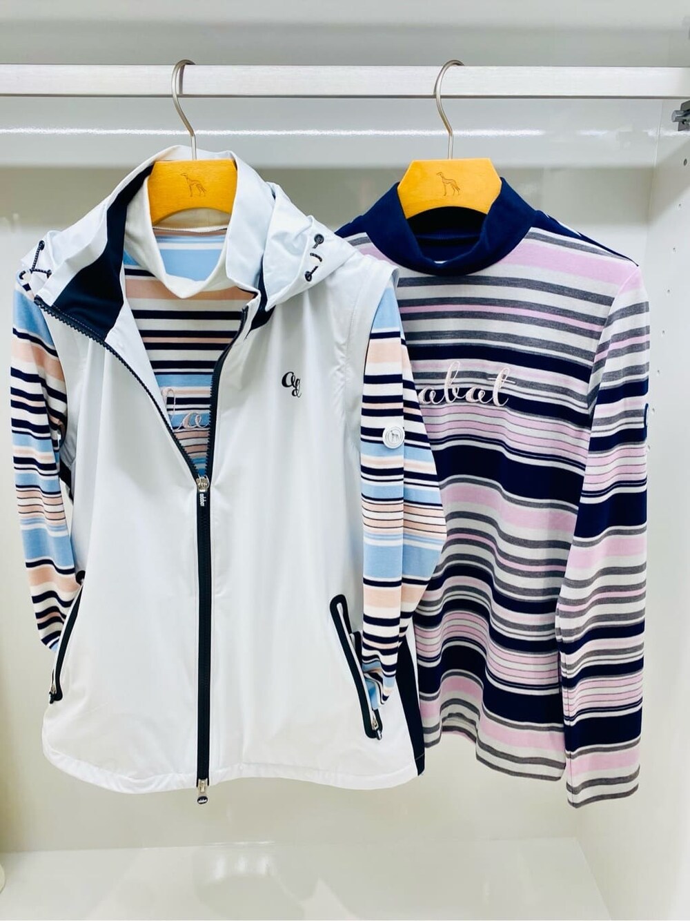 ブラック系のブルゾン、ホワイト系のTシャツ/カットソー、ホワイト系のその他パンツを着用したレディースの冬コーディネートの10枚目の写真