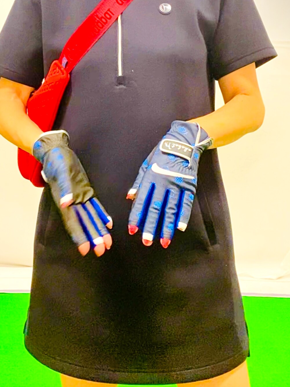 「お出かけコーデ、ジャージワンピース、ジャージコーデ、秋服準備はじめました、アツいコーデ全部見せ、ゴルフ女子、アウトドアスタイル、スニーカーコーデ、スポーツミックス、カジュアルコーデ、ネイビーコーデ、トリコロールカラー、ボディーバッグ、グローブ、オトナカジュアル」｜「adabatの2★STAR シューズ（スニーカー、ホワイト系）」を使った、lennie12さん（骨格ウェーブ・レディース・162cm）の夏コーディネートの7枚目の写真