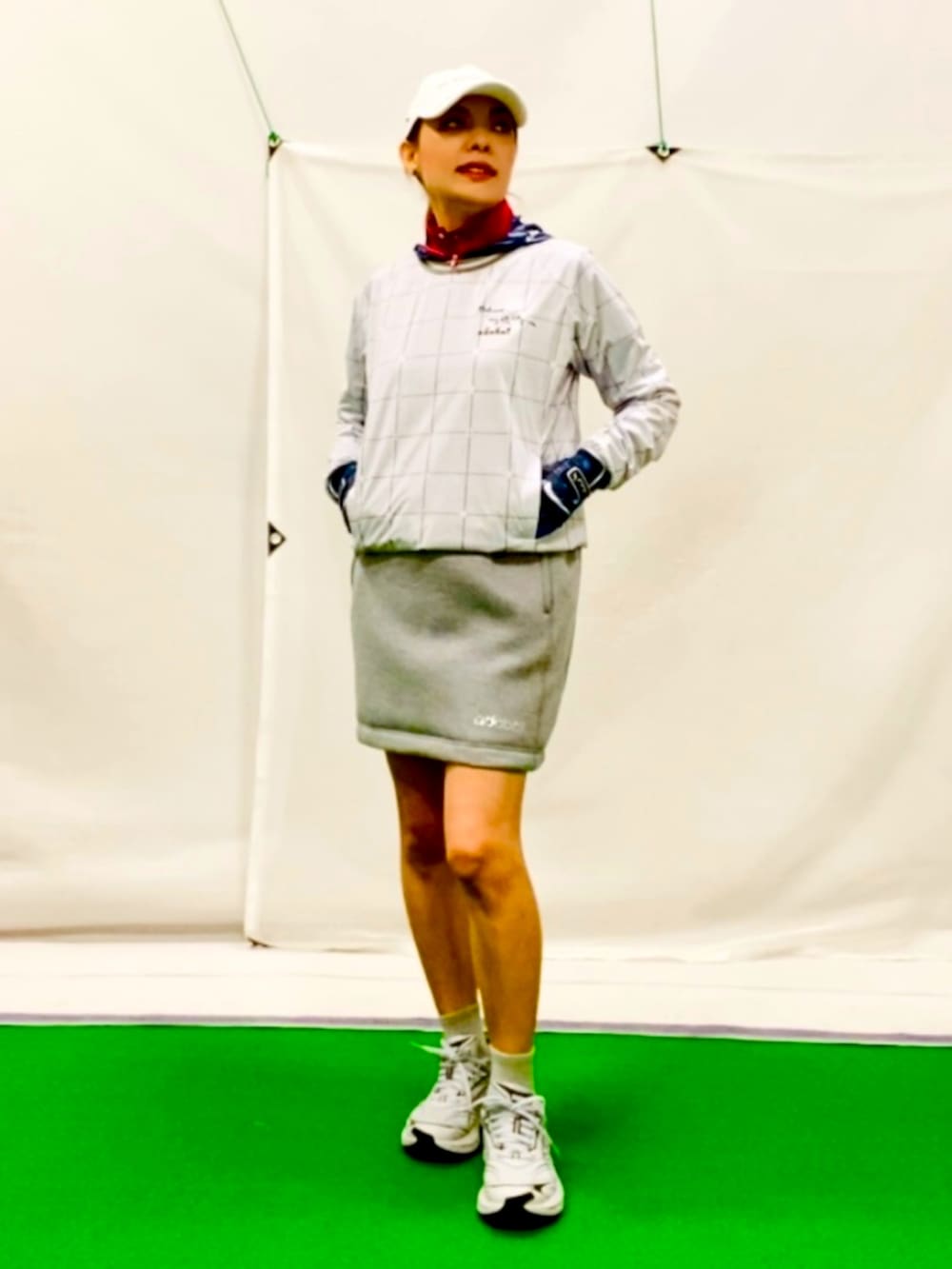 「アウトドアスタイル、オトナ女子、あったかコーデ、ゴルフウェア、リバーシブルスカート、アウターONアウター、チェック、セットアップ、ブルーコーデ、ブルベ冬、骨格ウェーブ、淡色コーデ、スポーツウェア、防寒　、グレーコーデ」｜「adabatの【リバーシブル】格子柄 台形スカート（スカート、グレー系）」を使った、lennie12さん（骨格ウェーブ・レディース・162cm）の秋コーディネートの3枚目の写真