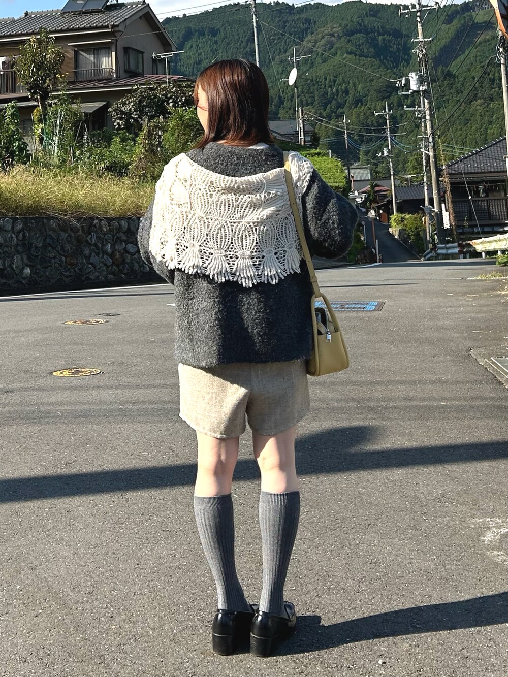 ブラック系のローファー、グレー系のカーディガン/ボレロ、ベージュ系のその他パンツを着用したレディースの秋コーディネートの2枚目の写真