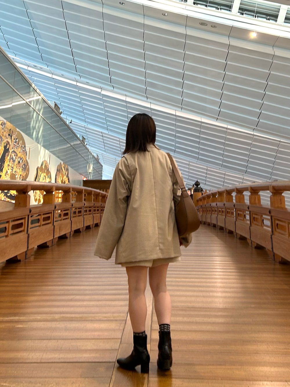 ブラック系のブーツ、ベージュ系のジャケット/アウター、ベージュ系のシャツ/ブラウスを着用したレディースの冬コーディネートの2枚目の写真