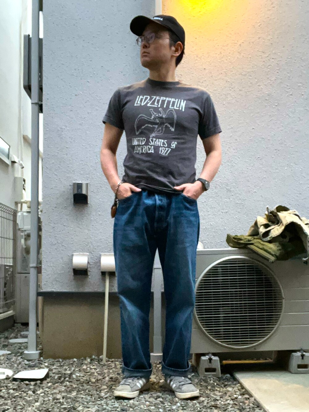 グレー系のTシャツ/カットソー、ブルー系のデニムパンツ、グレー系のスニーカーを着用したメンズの春コーディネートの3枚目の写真