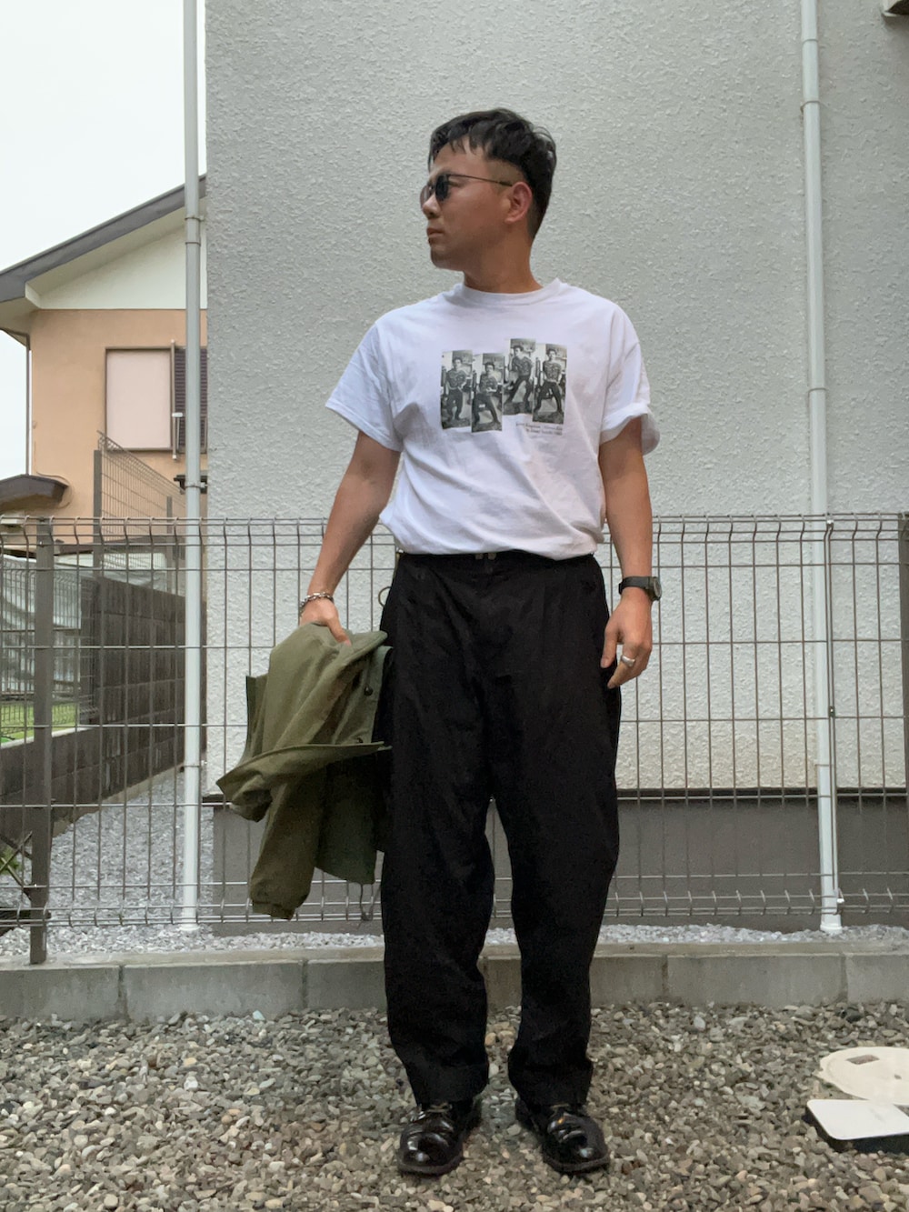 ブラック系のドレスシューズ、ホワイト系のTシャツ/カットソー、ブラック系のその他パンツを着用したメンズの春コーディネートの2枚目の写真