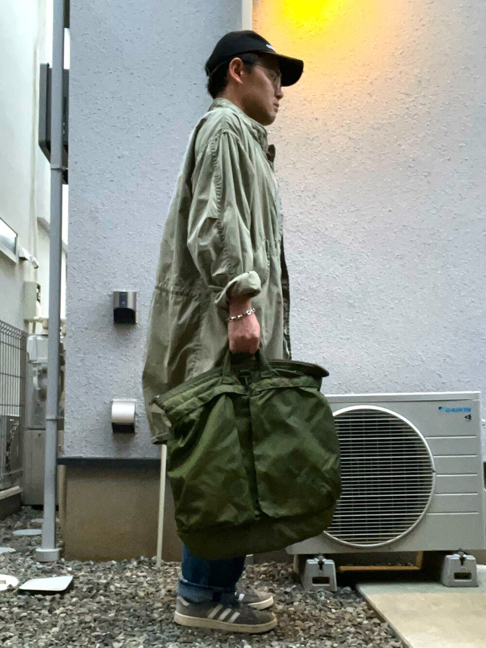 グレー系のTシャツ/カットソー、ブルー系のデニムパンツ、グレー系のスニーカーを着用したメンズの春コーディネートの2枚目の写真